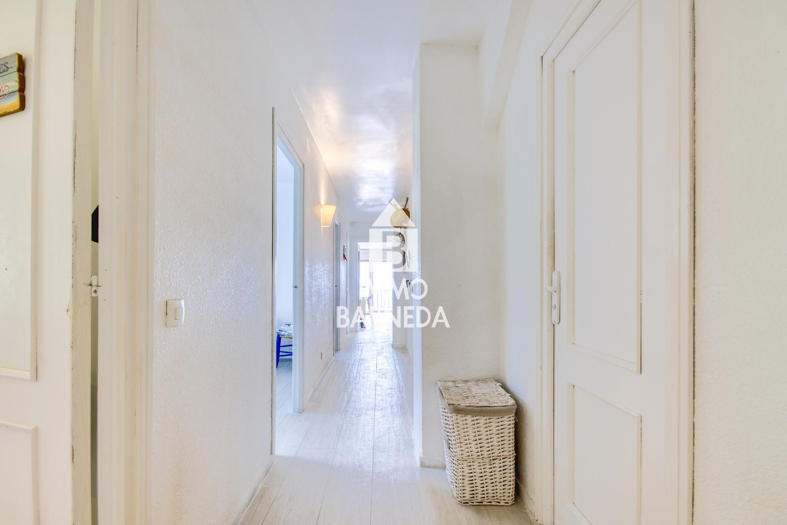 Exklusive renovierte Wohnung in erster Meereslinie – Roses