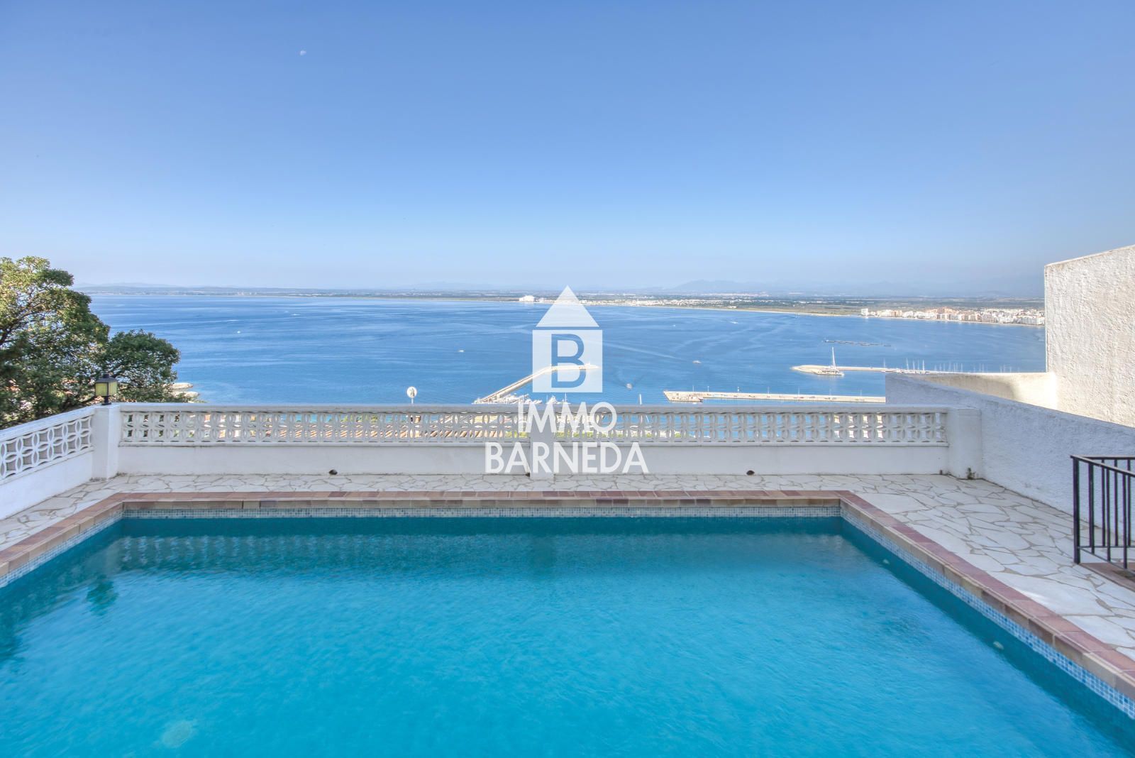 Exklusive Wohnung mit Panoramablick auf das Meer, den Fischerhafen und die Bucht von Rosas