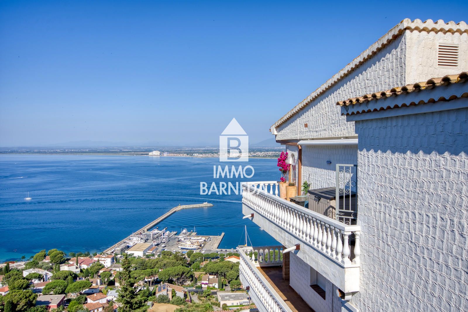 Exklusive Wohnung mit Panoramablick auf das Meer, den Fischerhafen und die Bucht von Rosas