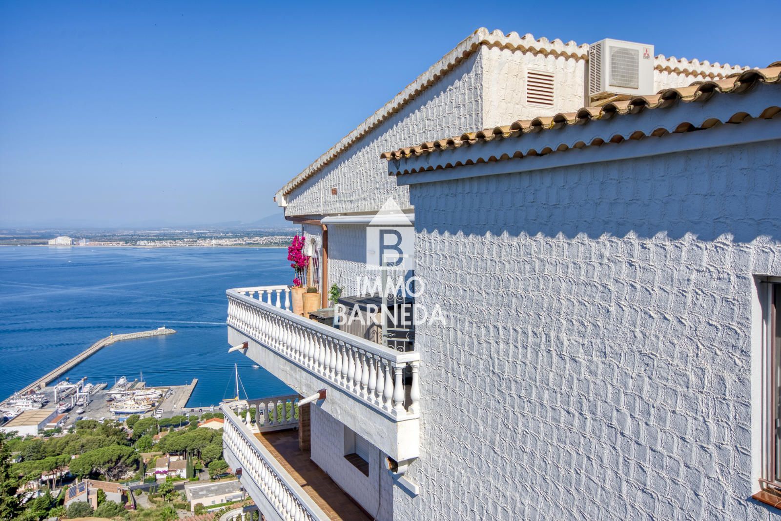 Exklusive Wohnung mit Panoramablick auf das Meer, den Fischerhafen und die Bucht von Rosas