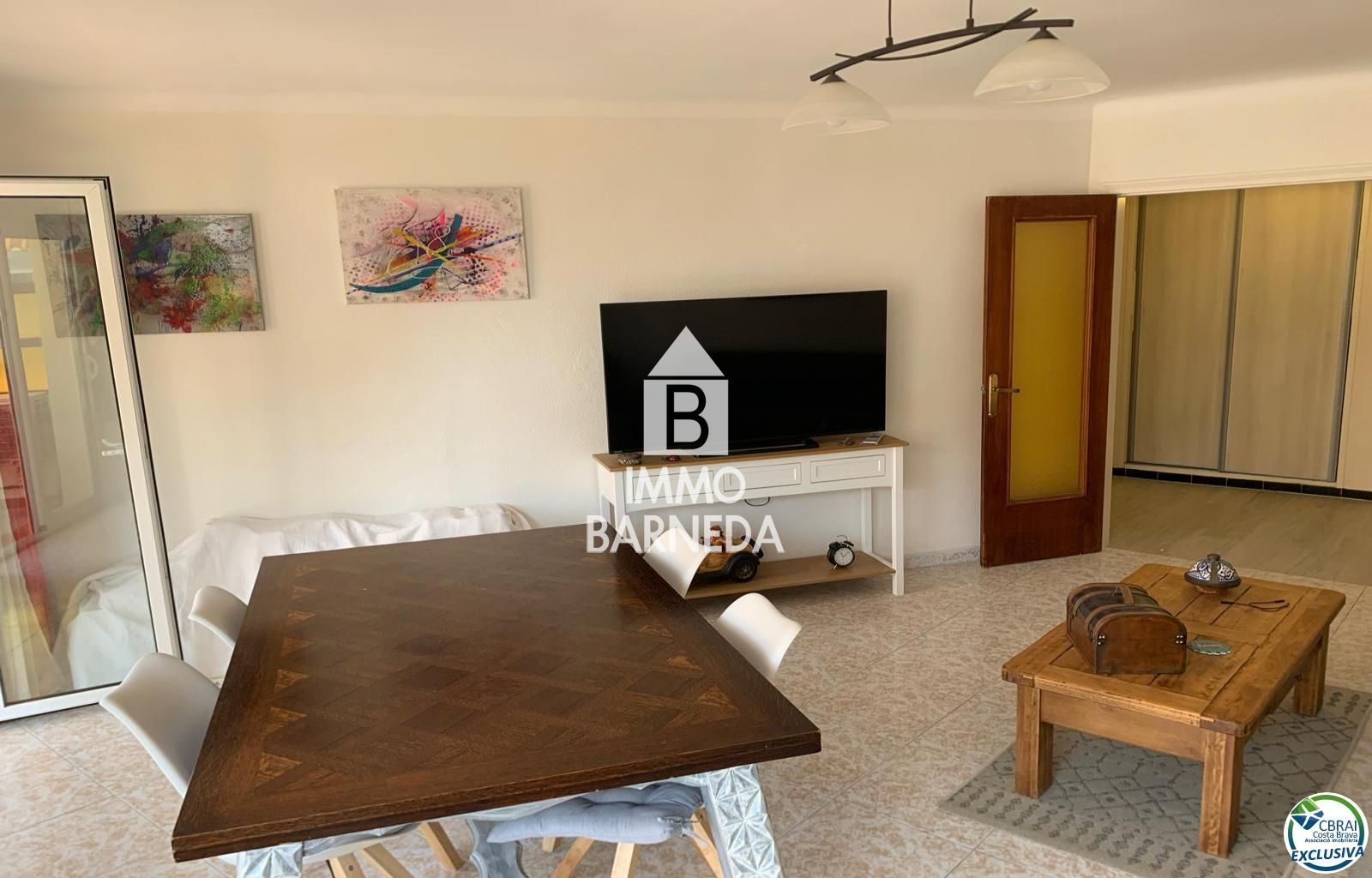 Große Wohnung mit privatem Parkplatz in Santa Margarita Roses