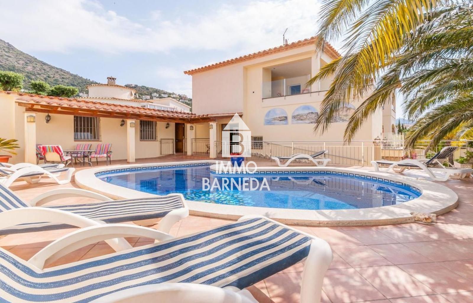 Villa completamente renovada con 3 apartamentos, piscina y garaje