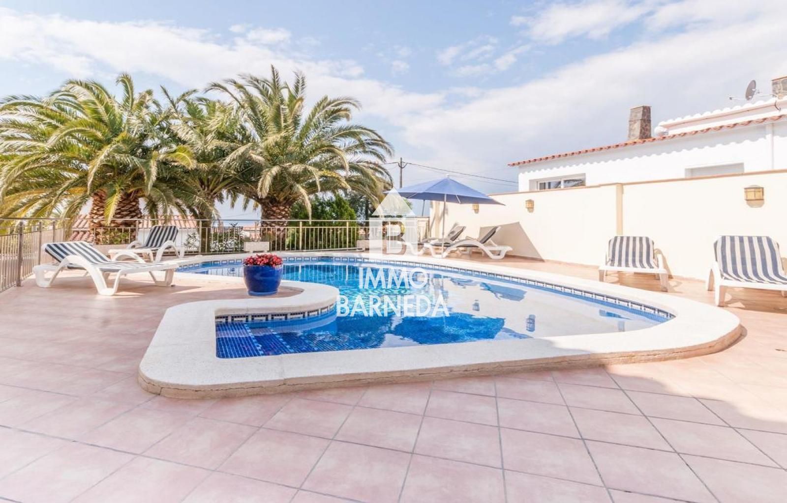 VILLA MEDITERRÁNEA RENOVADA CON PISCINA PRIVADA, VISTAS PANORÁMICAS Y TRES APARTAMENTOS INDEPENDIENTES