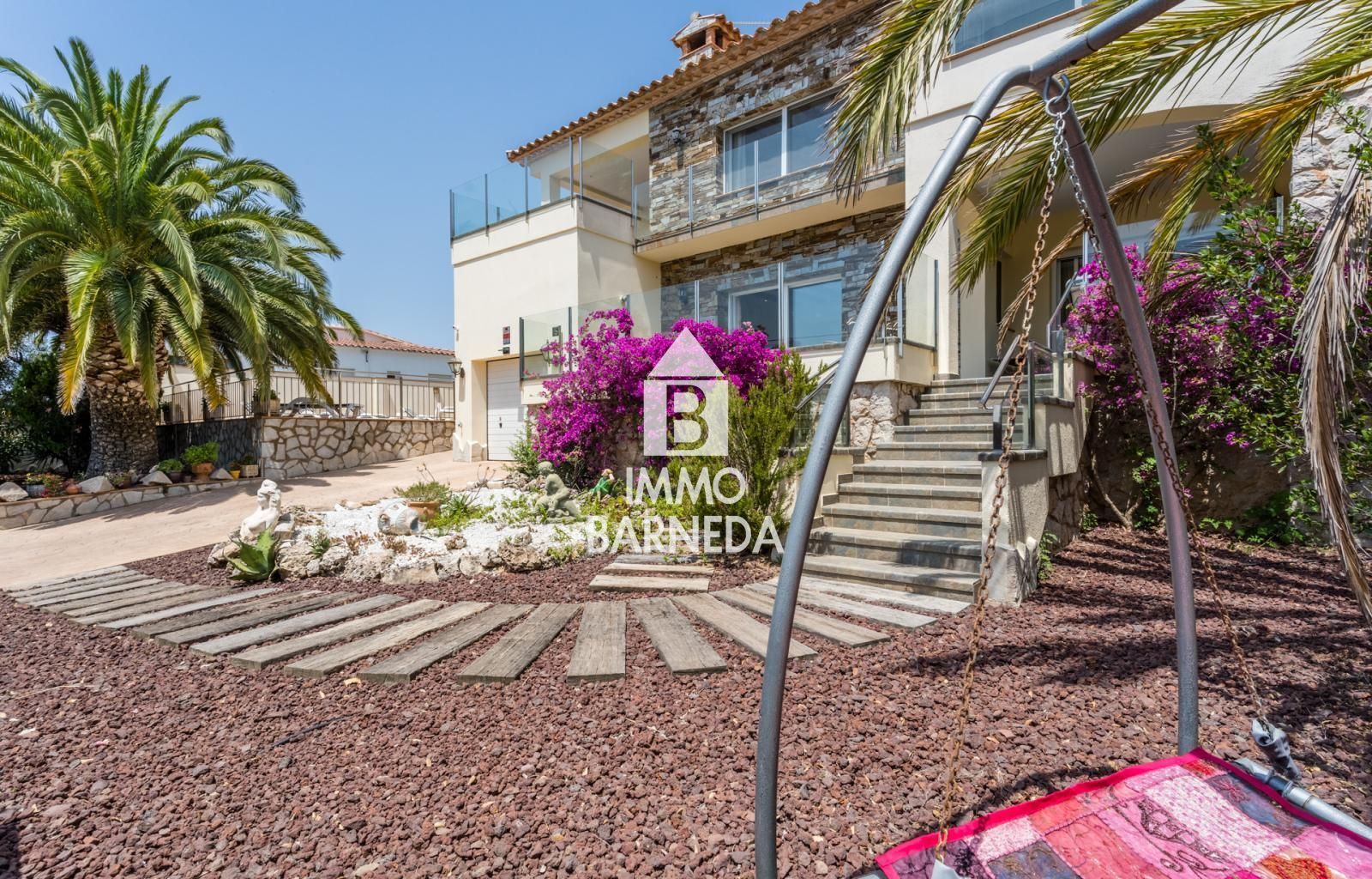 VILLA MEDITERRÁNEA RENOVADA CON PISCINA PRIVADA, VISTAS PANORÁMICAS Y TRES APARTAMENTOS INDEPENDIENTES