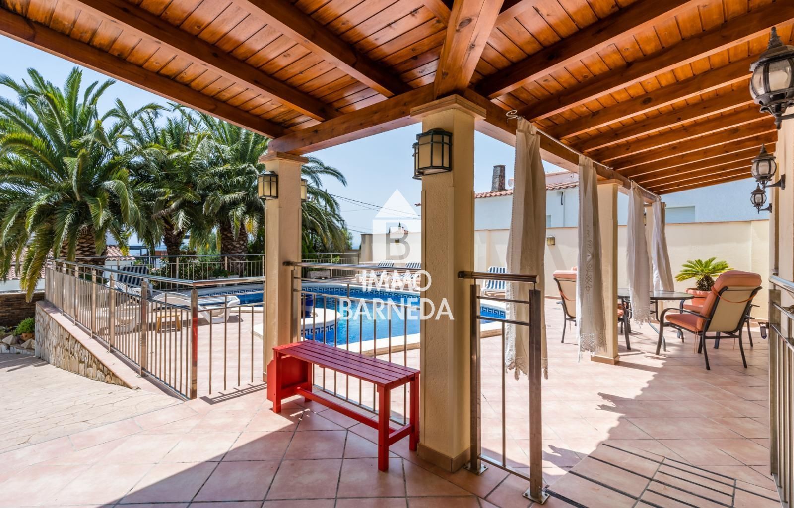 VILLA MEDITERRÁNEA RENOVADA CON PISCINA PRIVADA, VISTAS PANORÁMICAS Y TRES APARTAMENTOS INDEPENDIENTES