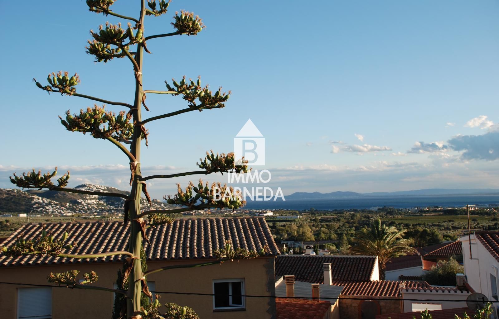 VILLA MEDITERRÁNEA RENOVADA CON PISCINA PRIVADA, VISTAS PANORÁMICAS Y TRES APARTAMENTOS INDEPENDIENTES