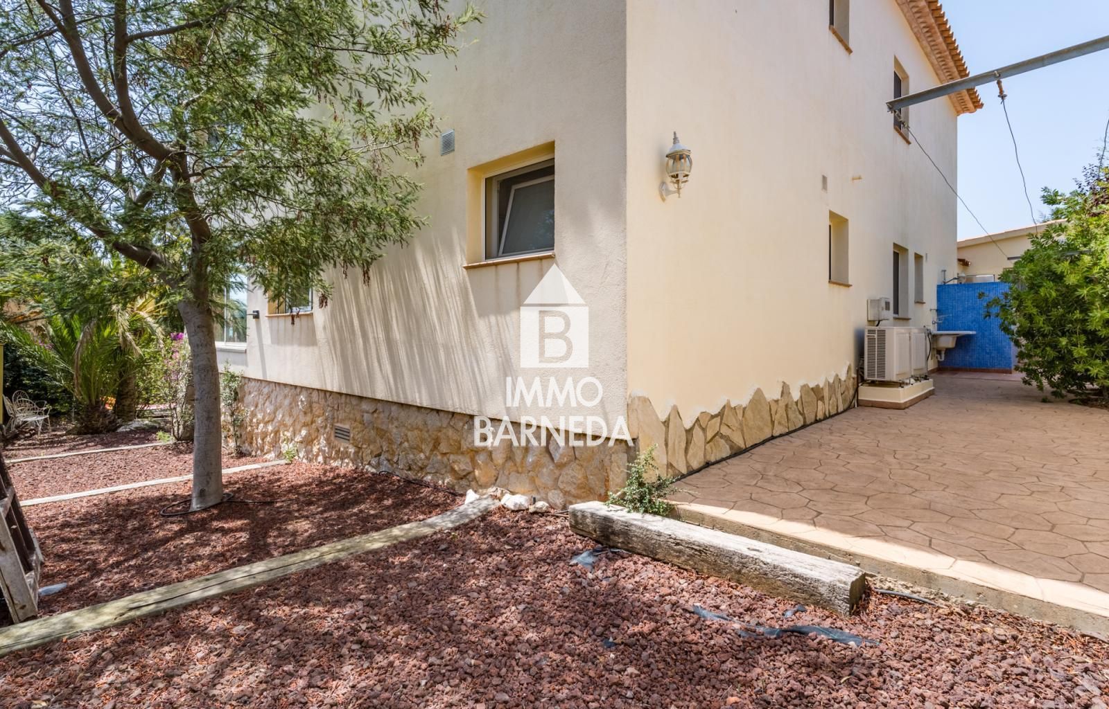 VILLA MEDITERRÁNEA RENOVADA CON PISCINA PRIVADA, VISTAS PANORÁMICAS Y TRES APARTAMENTOS INDEPENDIENTES