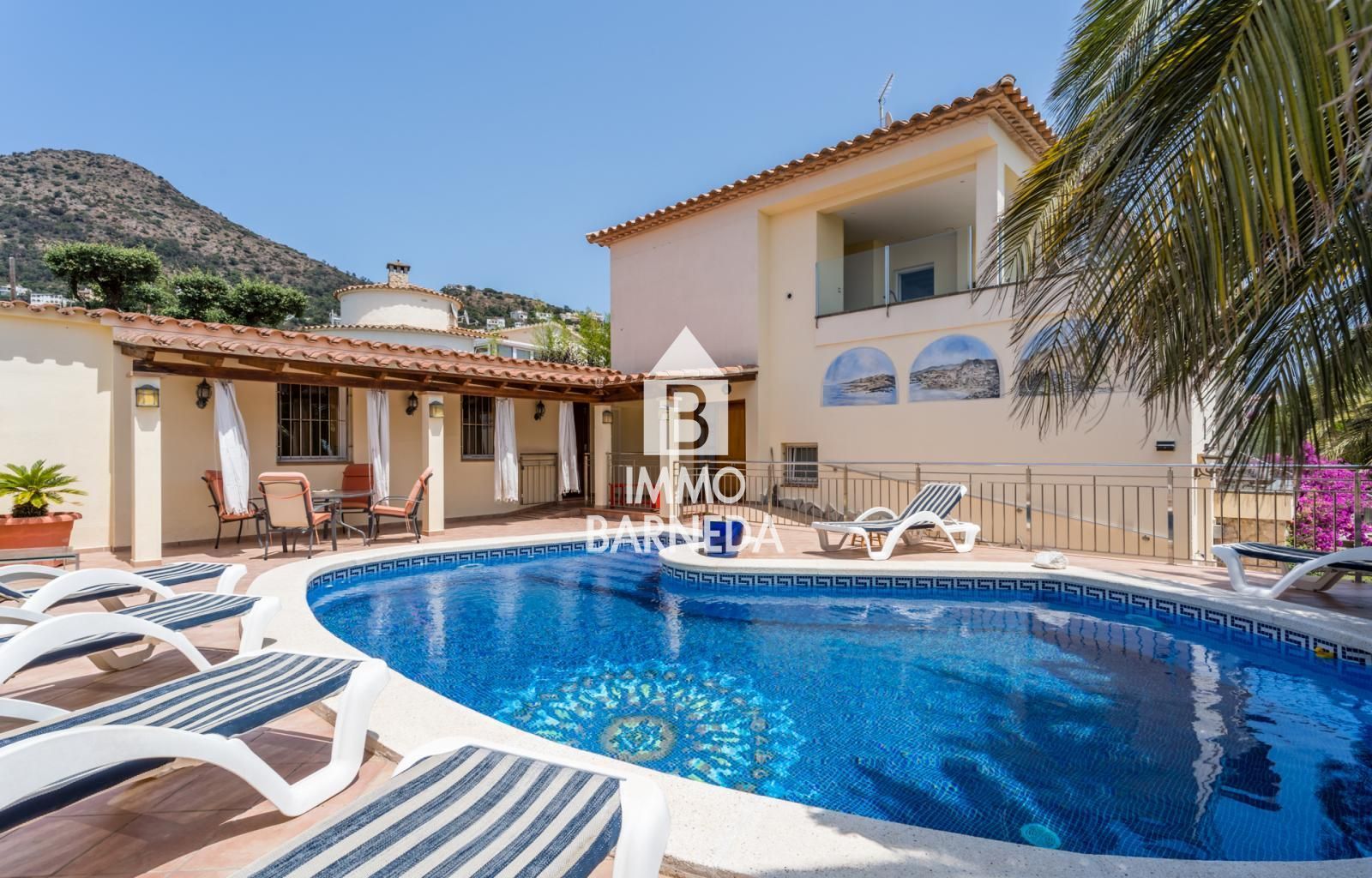 VILLA MEDITERRÁNEA RENOVADA CON PISCINA PRIVADA, VISTAS PANORÁMICAS Y TRES APARTAMENTOS INDEPENDIENTES