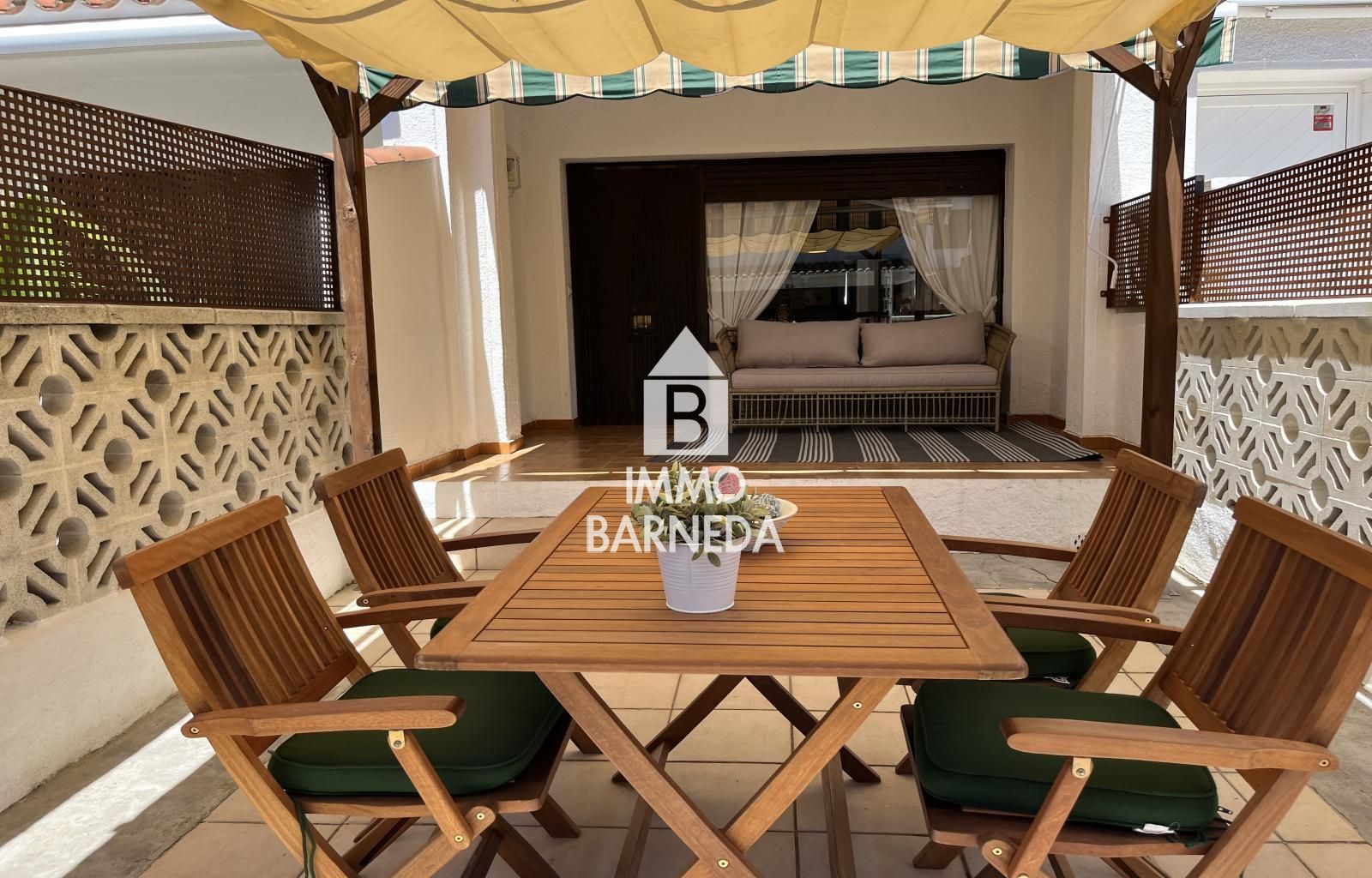 Encantadora Casa Adosada en Venta en Empuriabrava – Sector Ebre