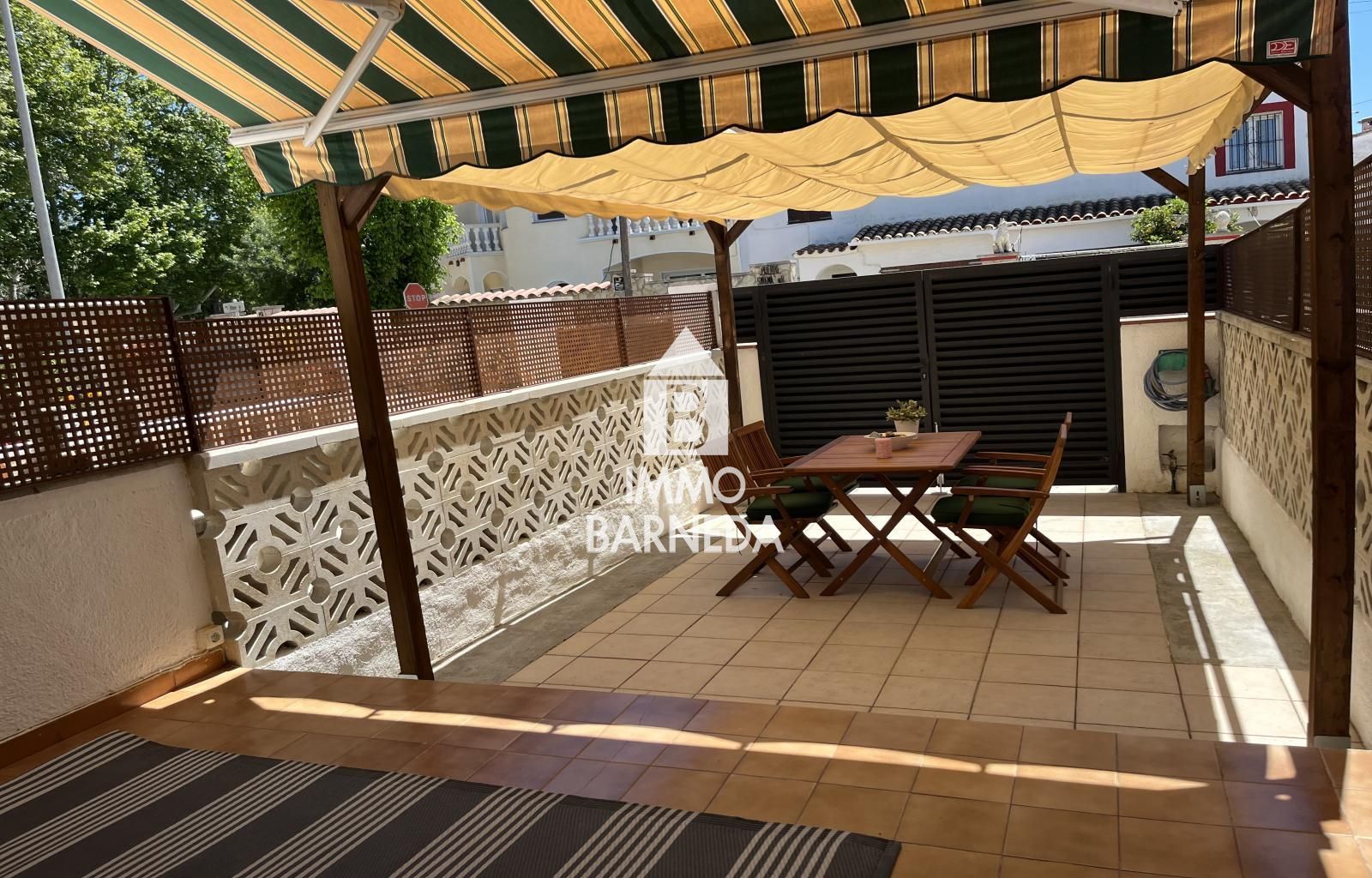 Encantadora Casa Adossada en Venda a Empuriabrava – Sector Ebre