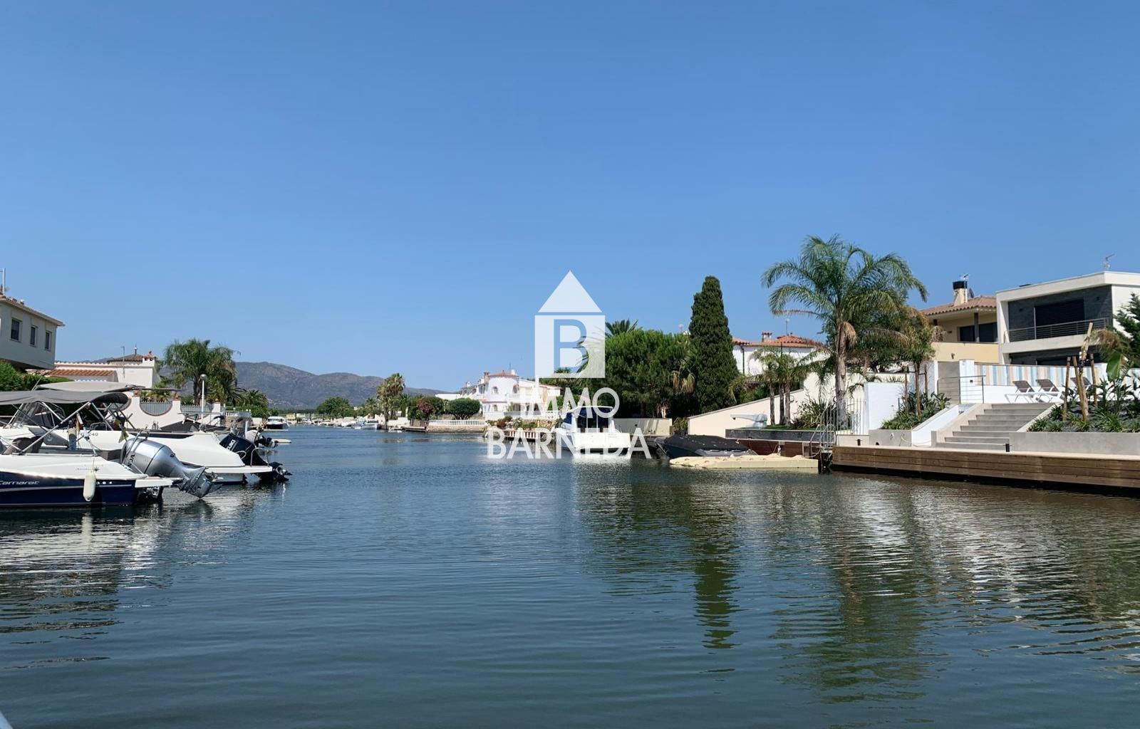 Casa de pescadors amb amarratge i garatge tancat a Empuriabrava