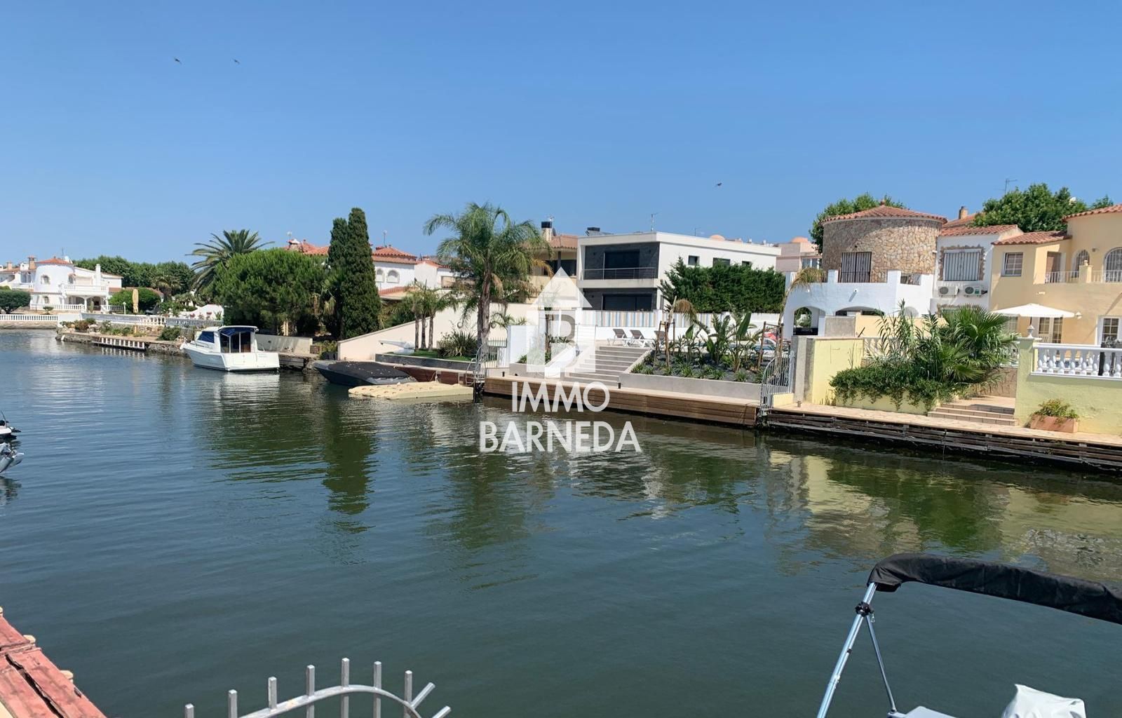 Casa de pescadors amb amarratge i garatge tancat a Empuriabrava
