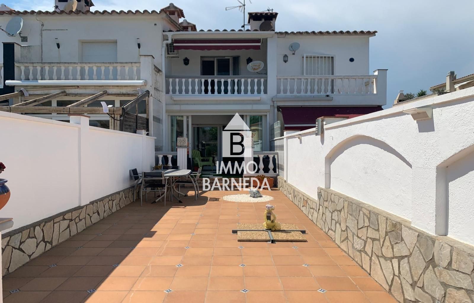 Casa de pescadors amb amarratge i garatge tancat a Empuriabrava