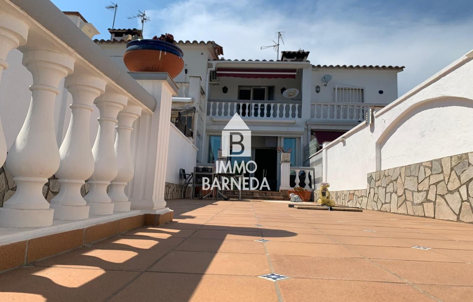 Casa de pescadors amb amarratge i garatge tancat a Empuriabrava