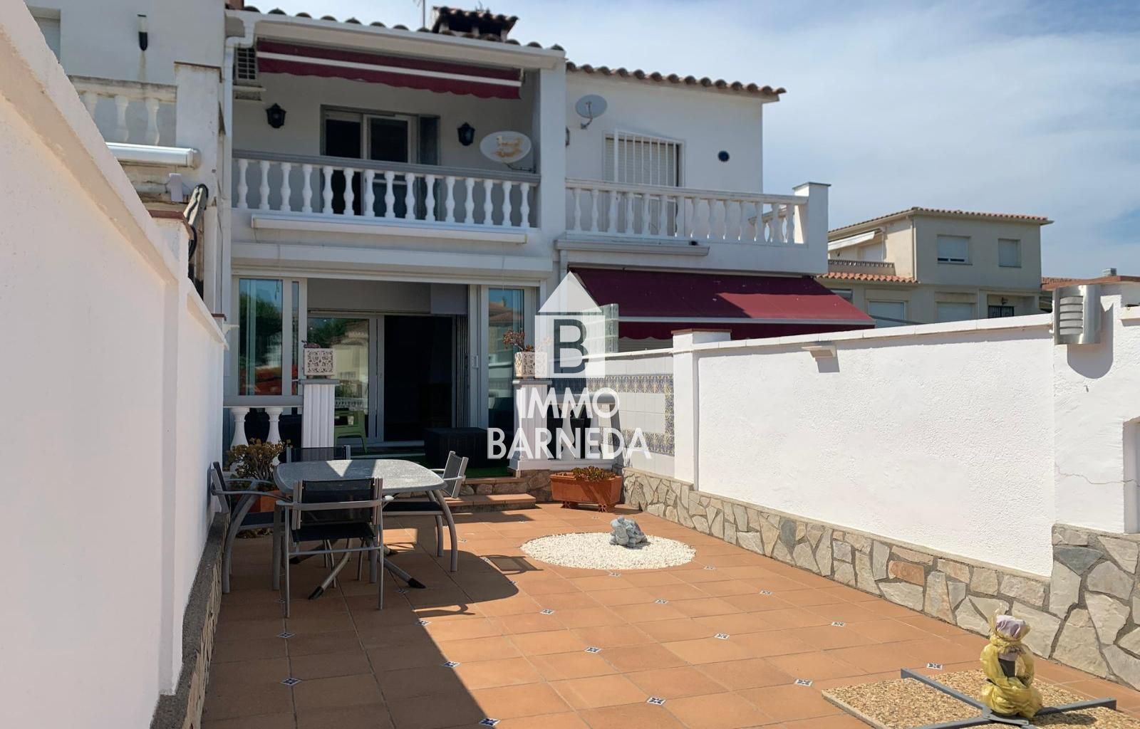 Casa de pescadors amb amarratge i garatge tancat a Empuriabrava