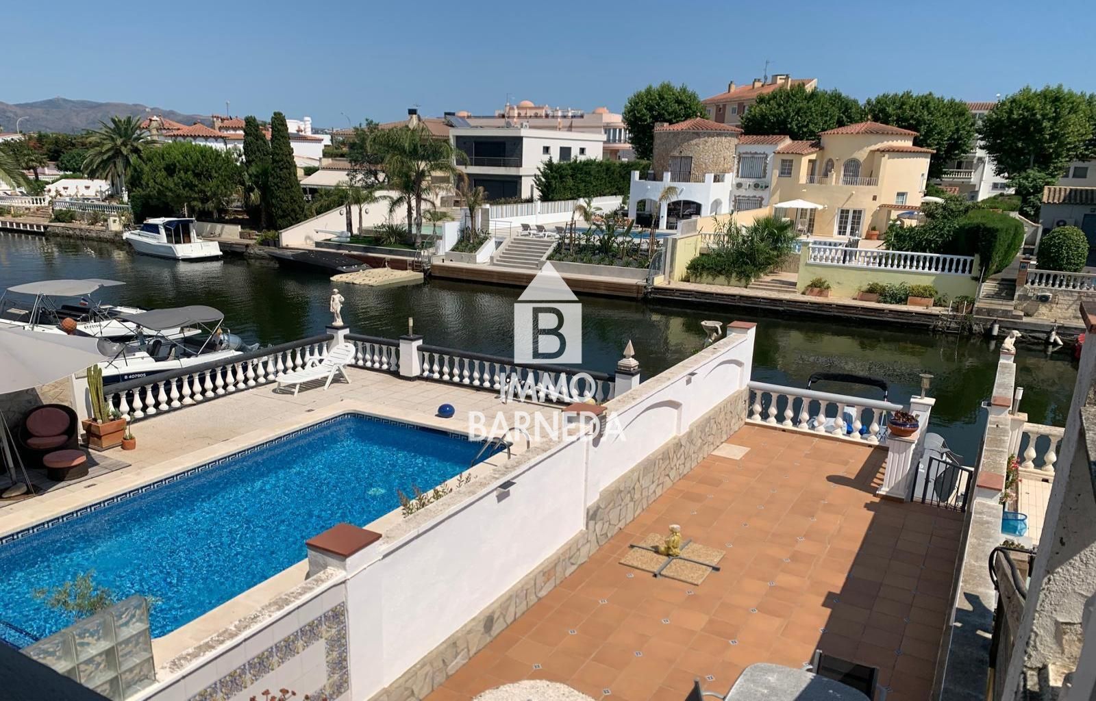 Casa de pescadors amb amarratge i garatge tancat a Empuriabrava