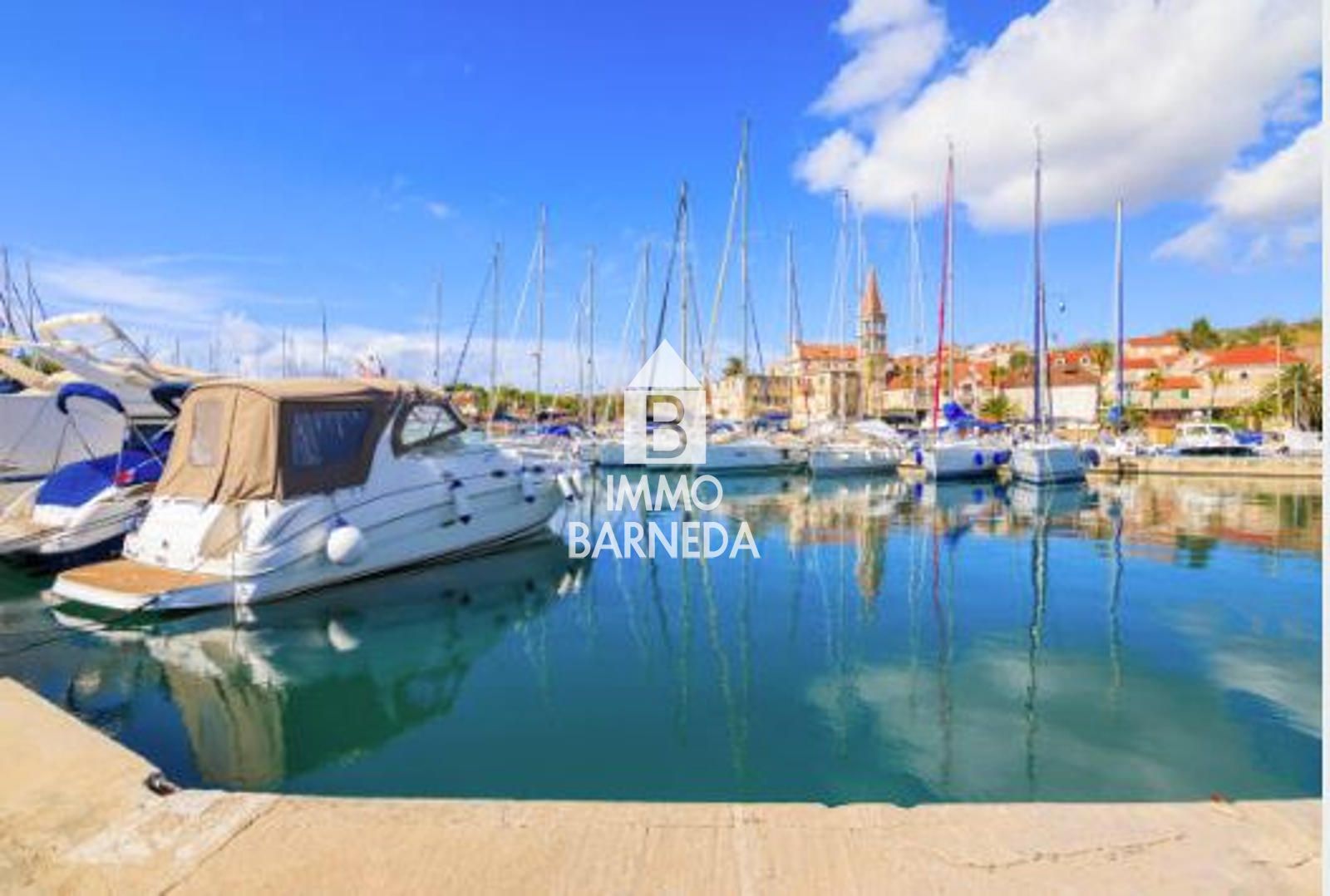 Casa de pescadors amb amarratge i garatge tancat a Empuriabrava