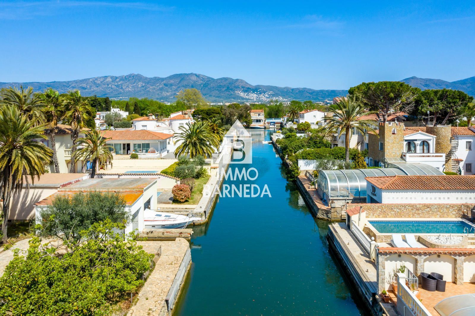 Casa de pescadors amb amarratge i garatge tancat a Empuriabrava