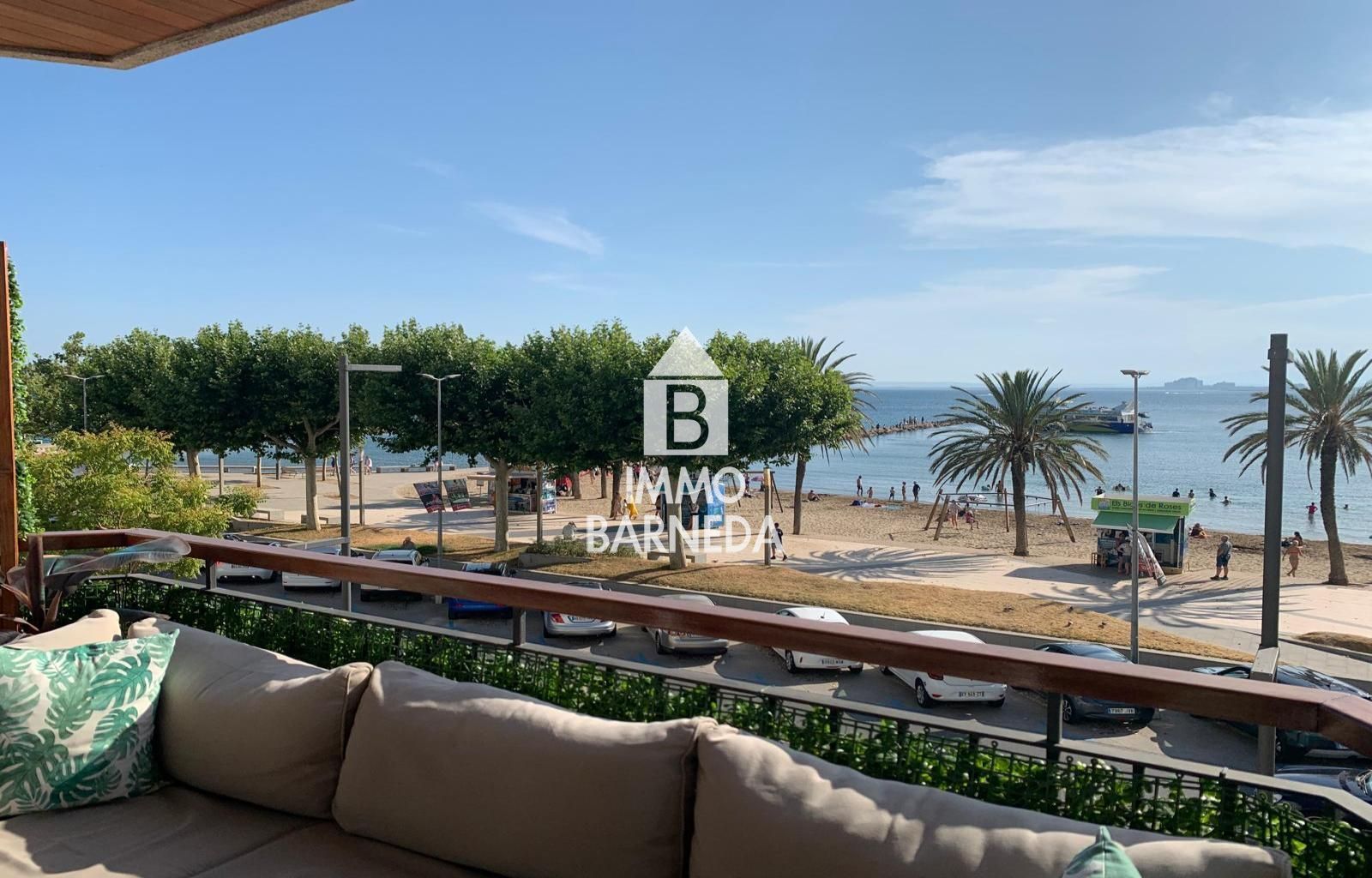 FANTASTIC APARTMENT ON THE FRONT LINE OF THE SEA IN ROSAS