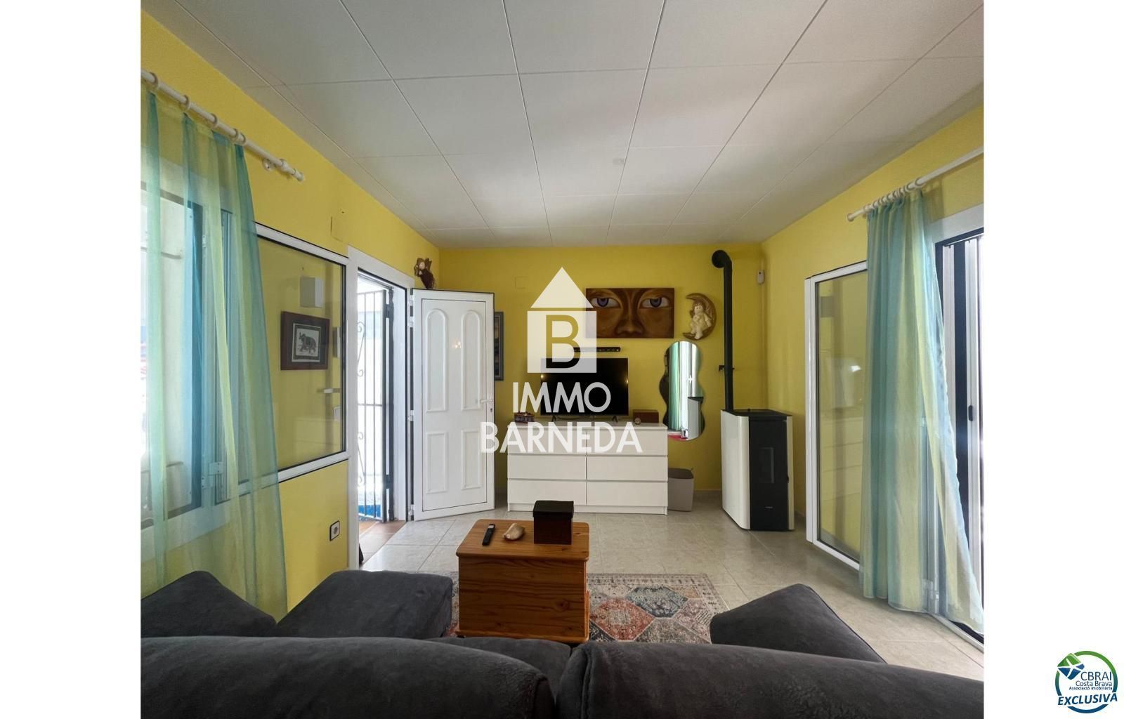 Maison à Mas Mates avec 3 chambres, terrain et vue sur le parc naturel.