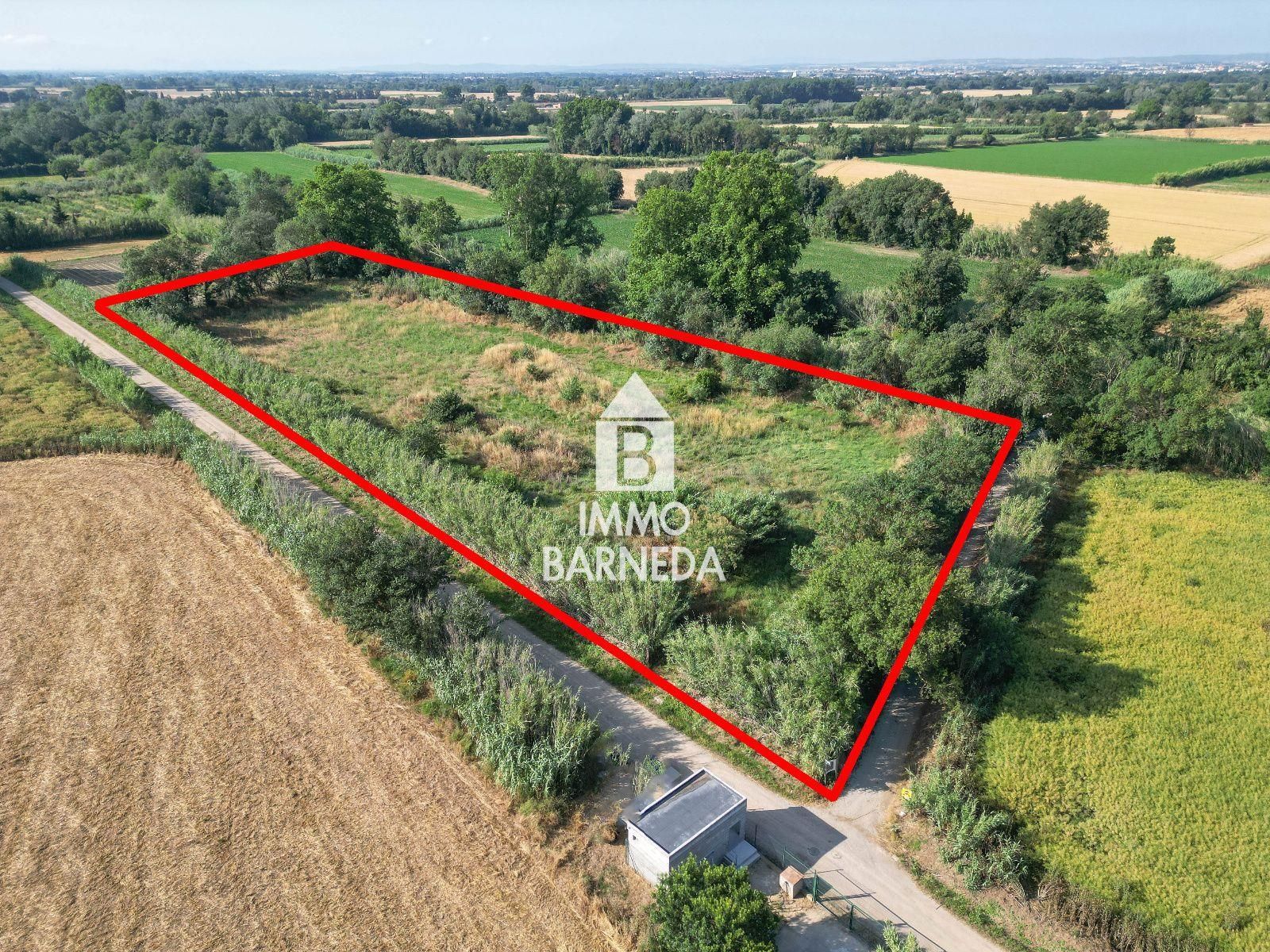 Large rustic land in Peralada.