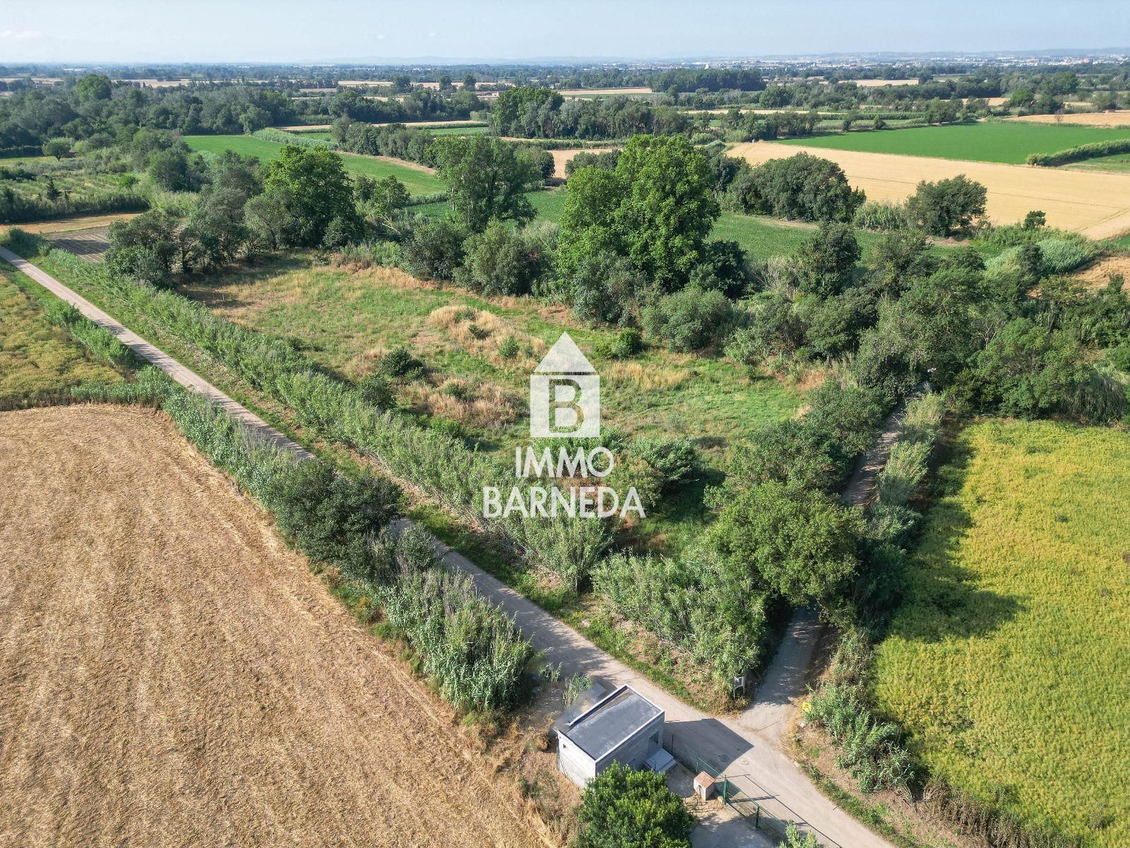 Large rustic land in Peralada.