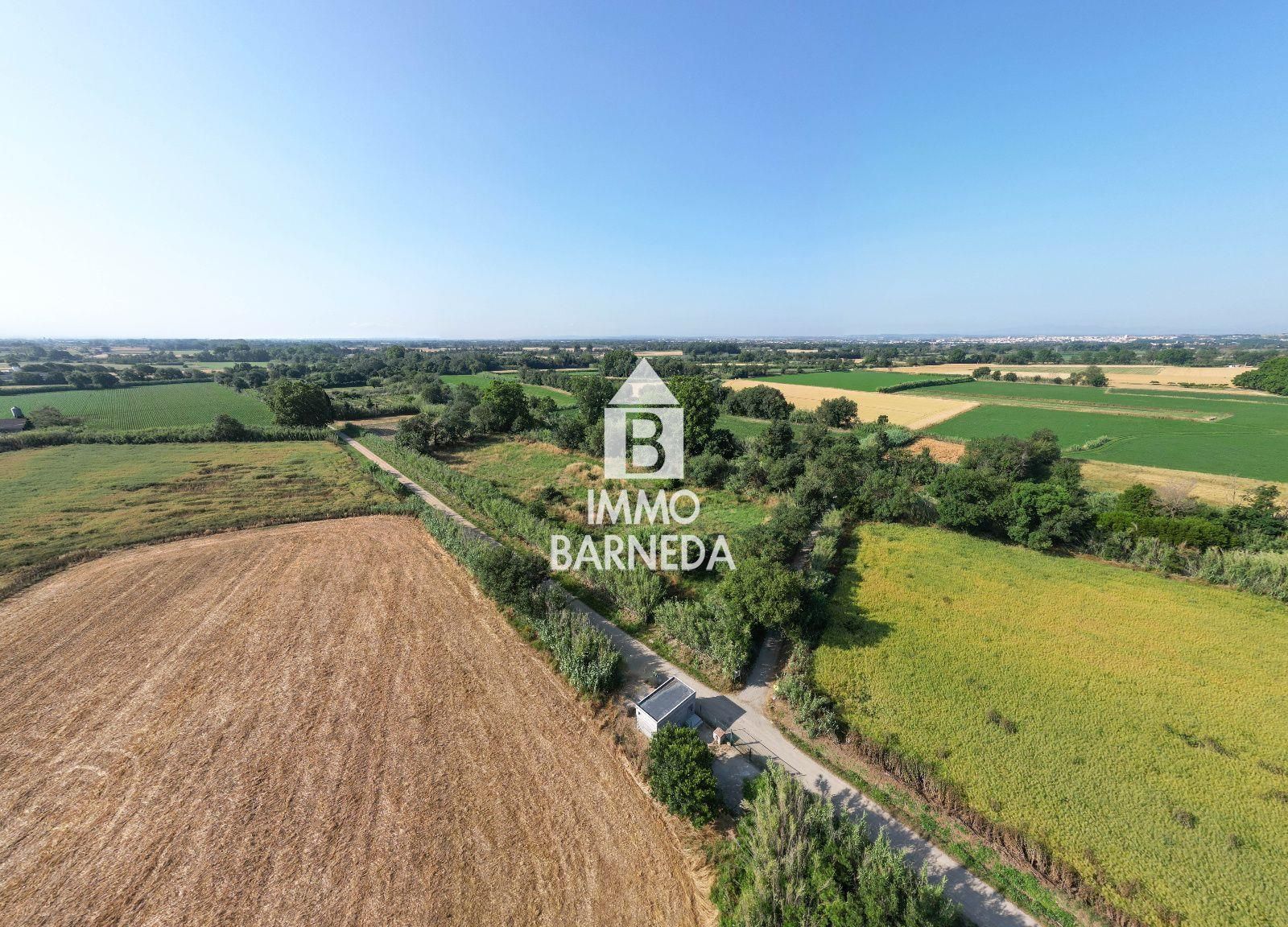 Large rustic land in Peralada.