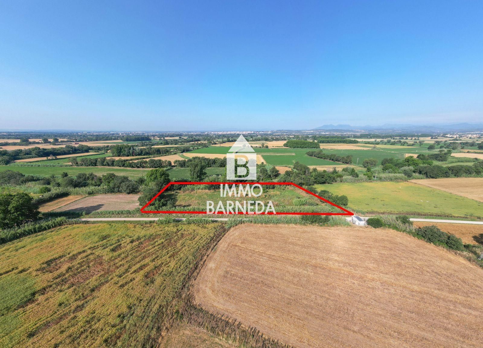 Large rustic land in Peralada.
