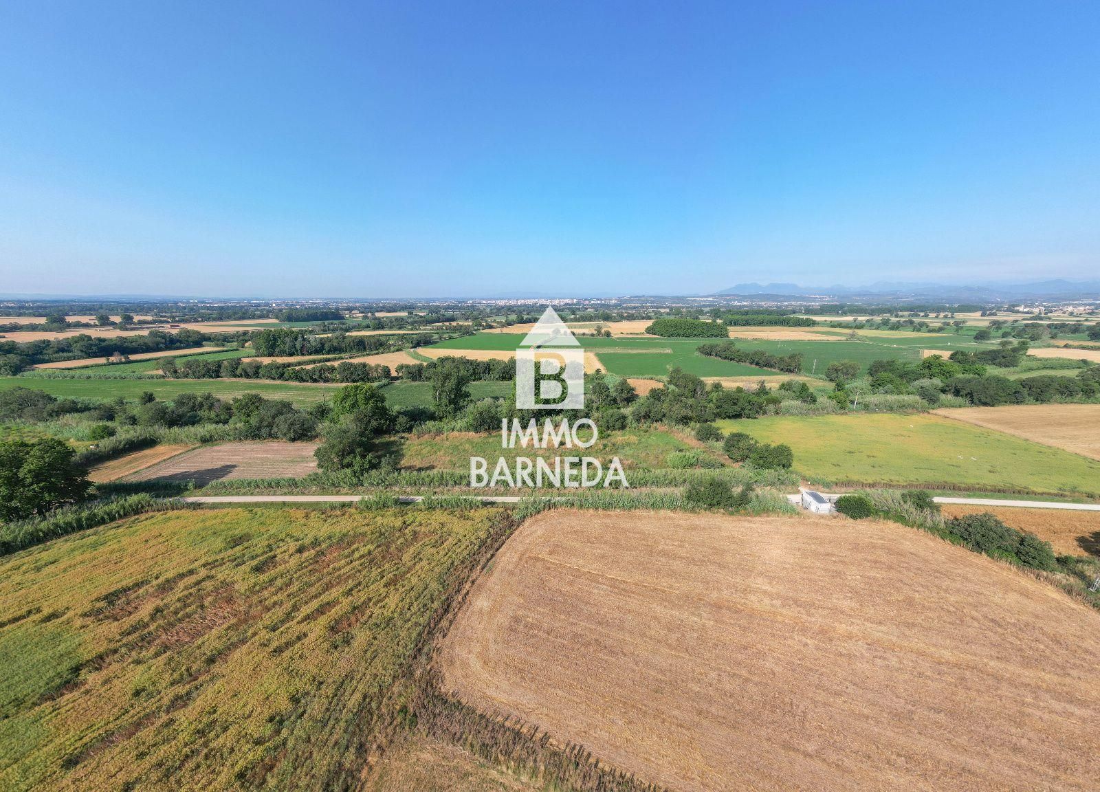 Large rustic land in Peralada.