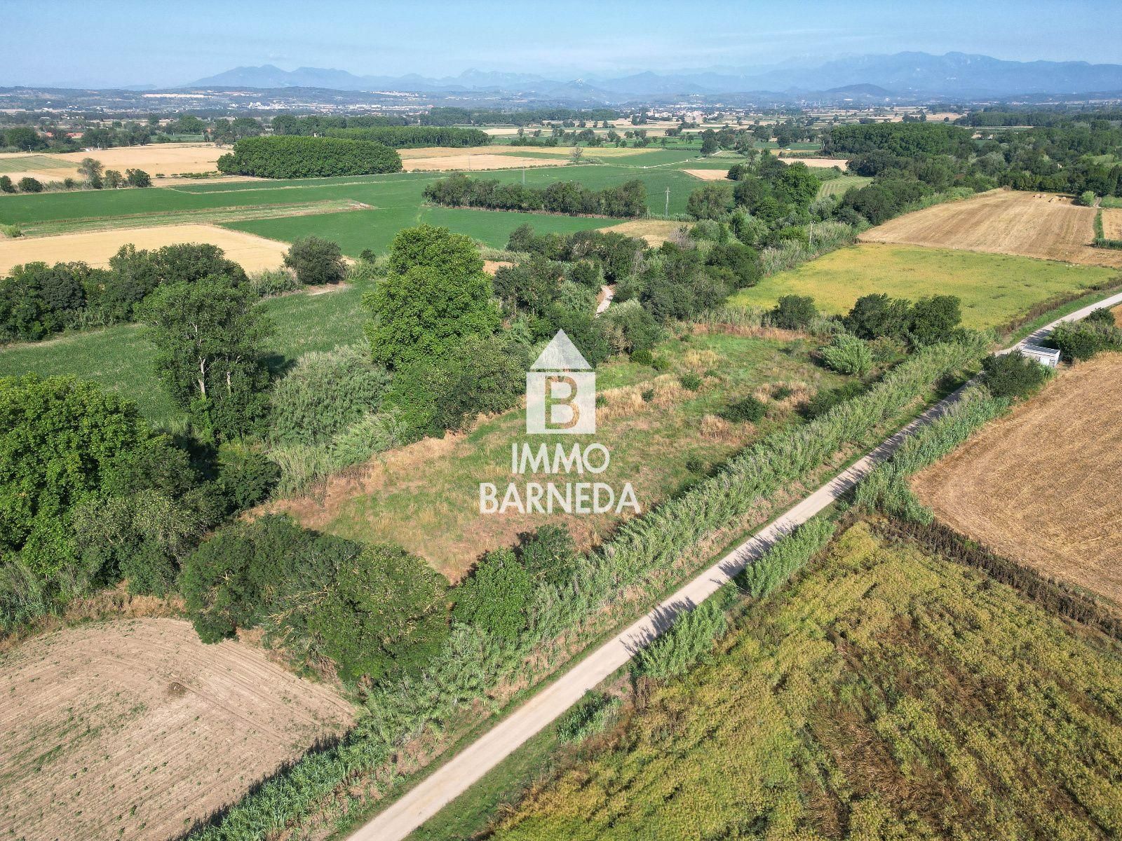 Large rustic land in Peralada.