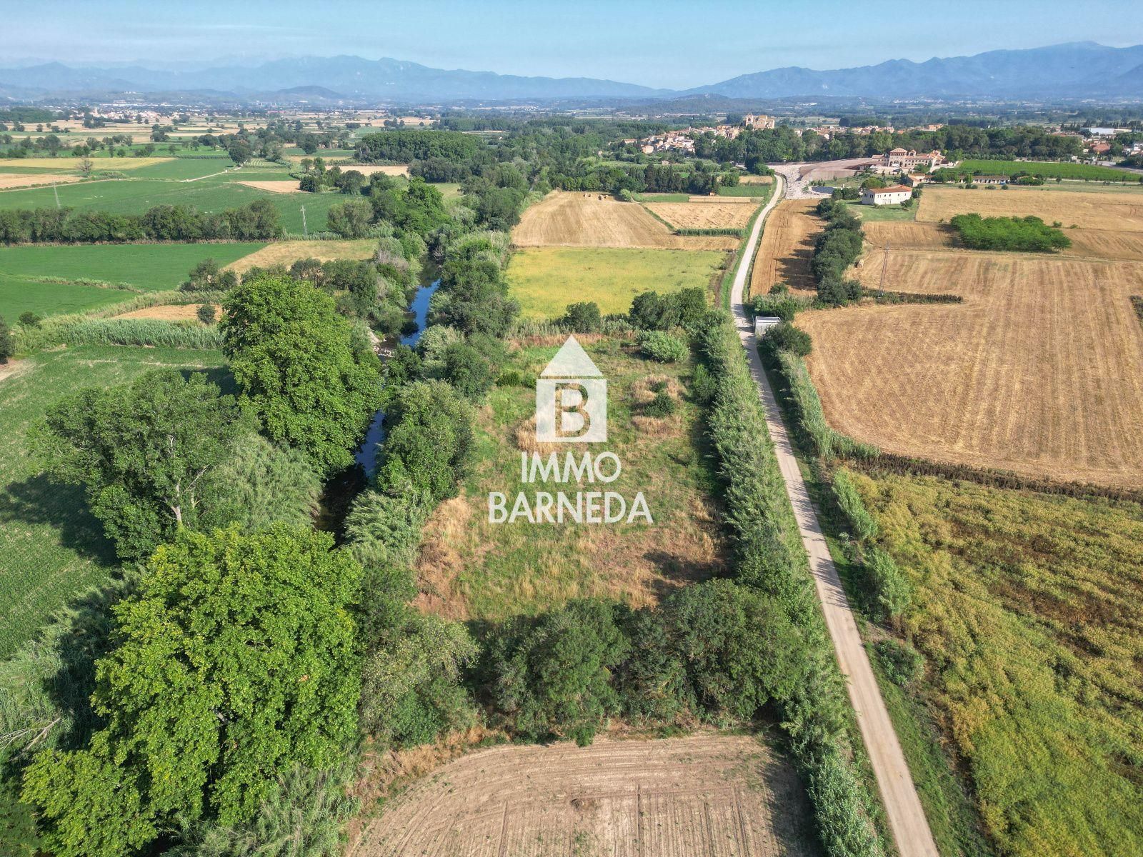 Large rustic land in Peralada.