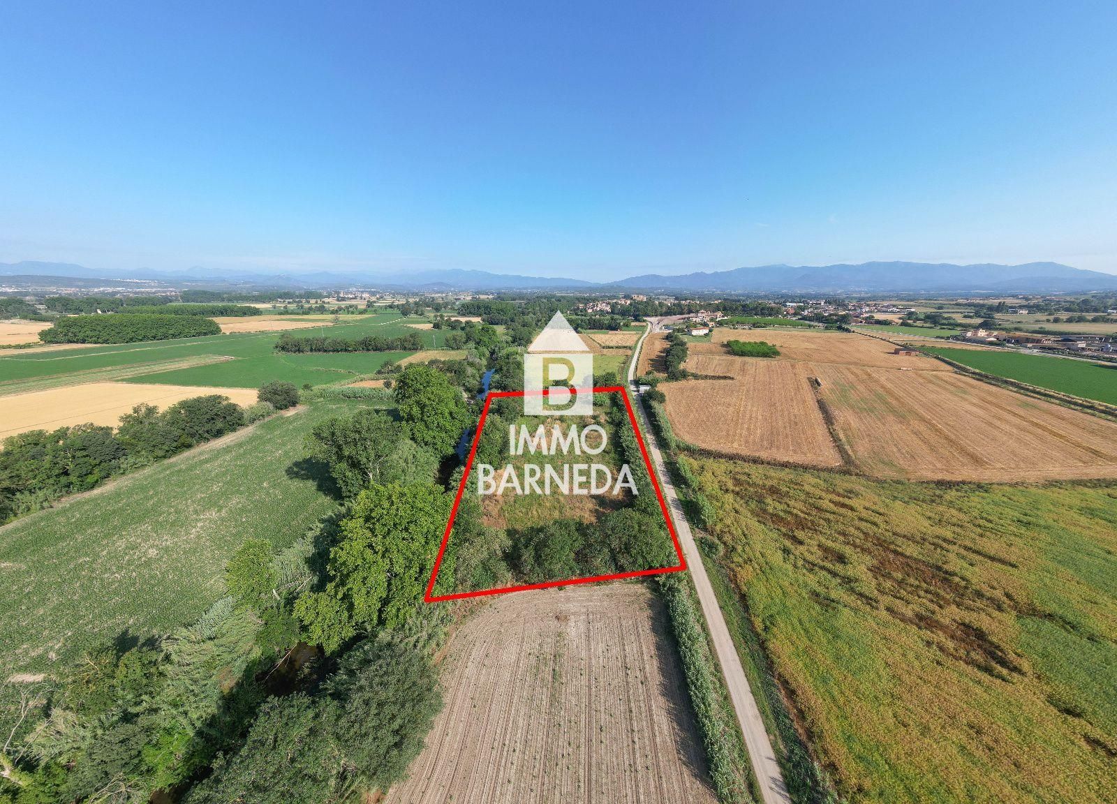 Large rustic land in Peralada.