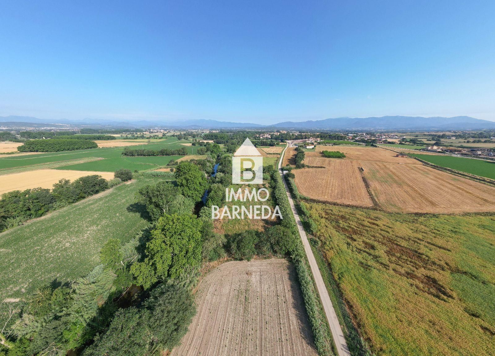 Large rustic land in Peralada.