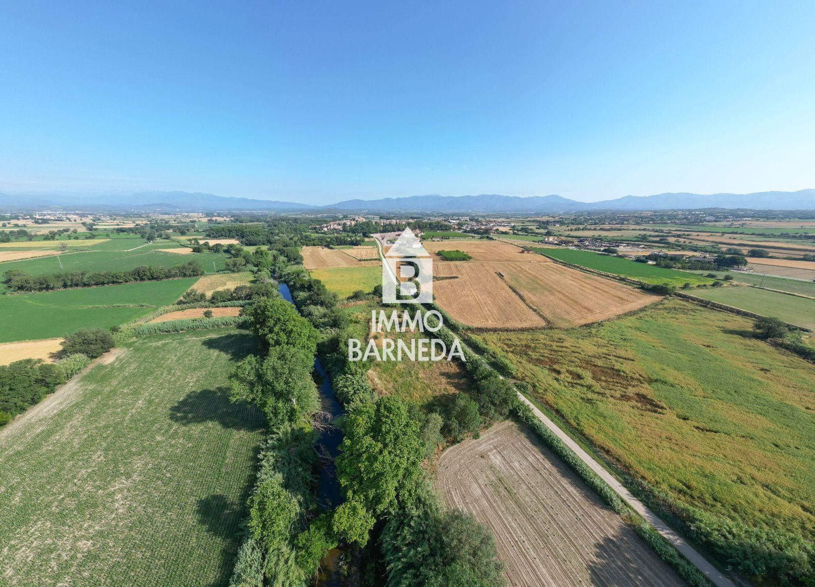 Large rustic land in Peralada.