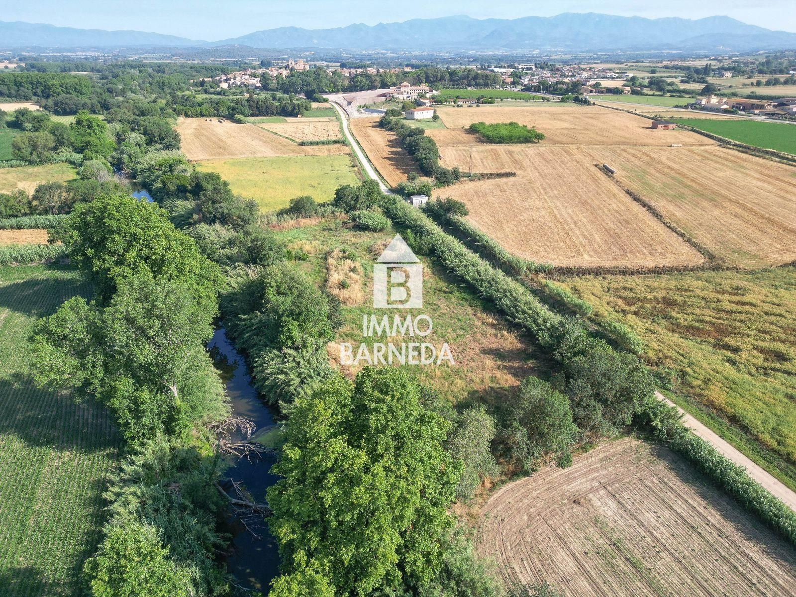 Large rustic land in Peralada.