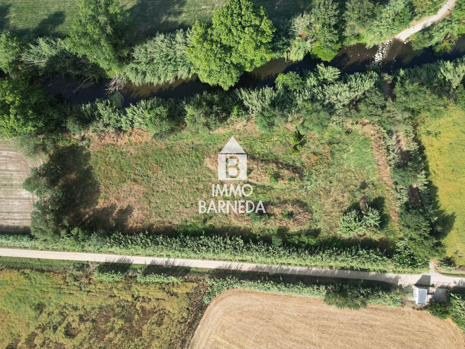 Large rustic land in Peralada.