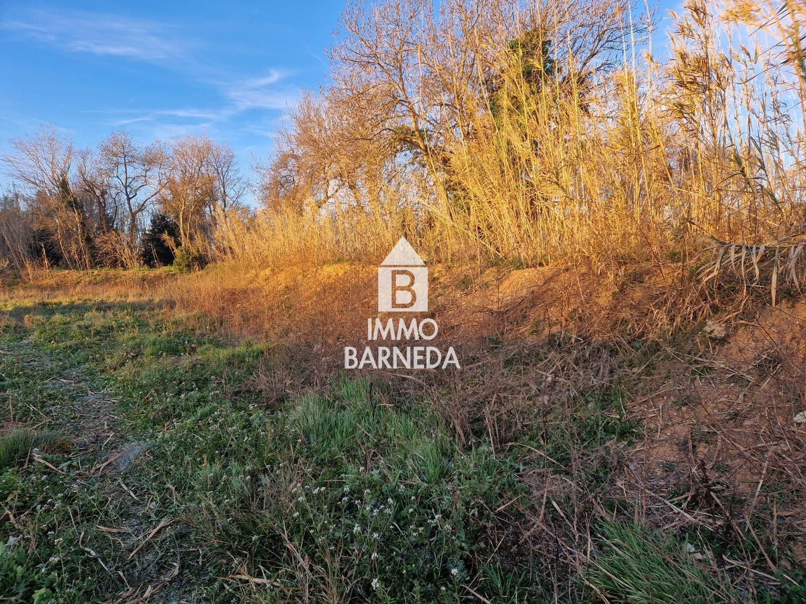 Large rustic land in Peralada.