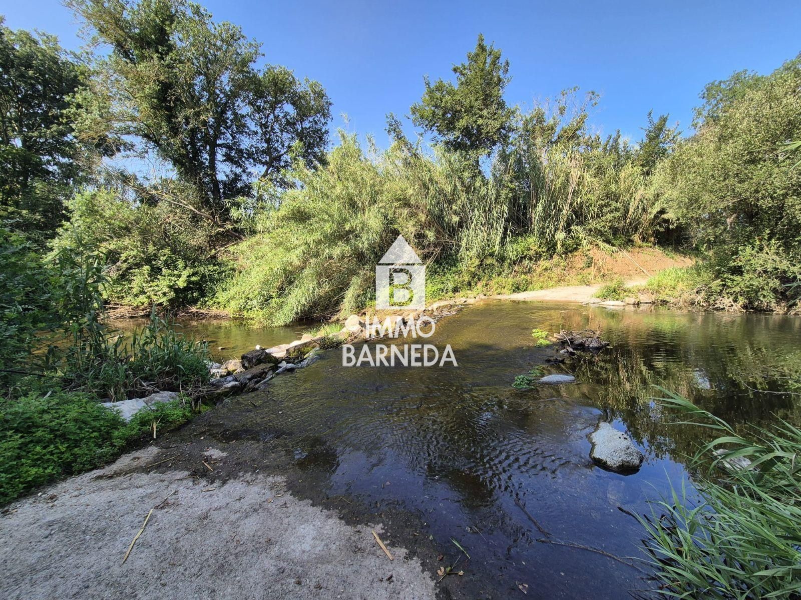Large rustic land in Peralada.