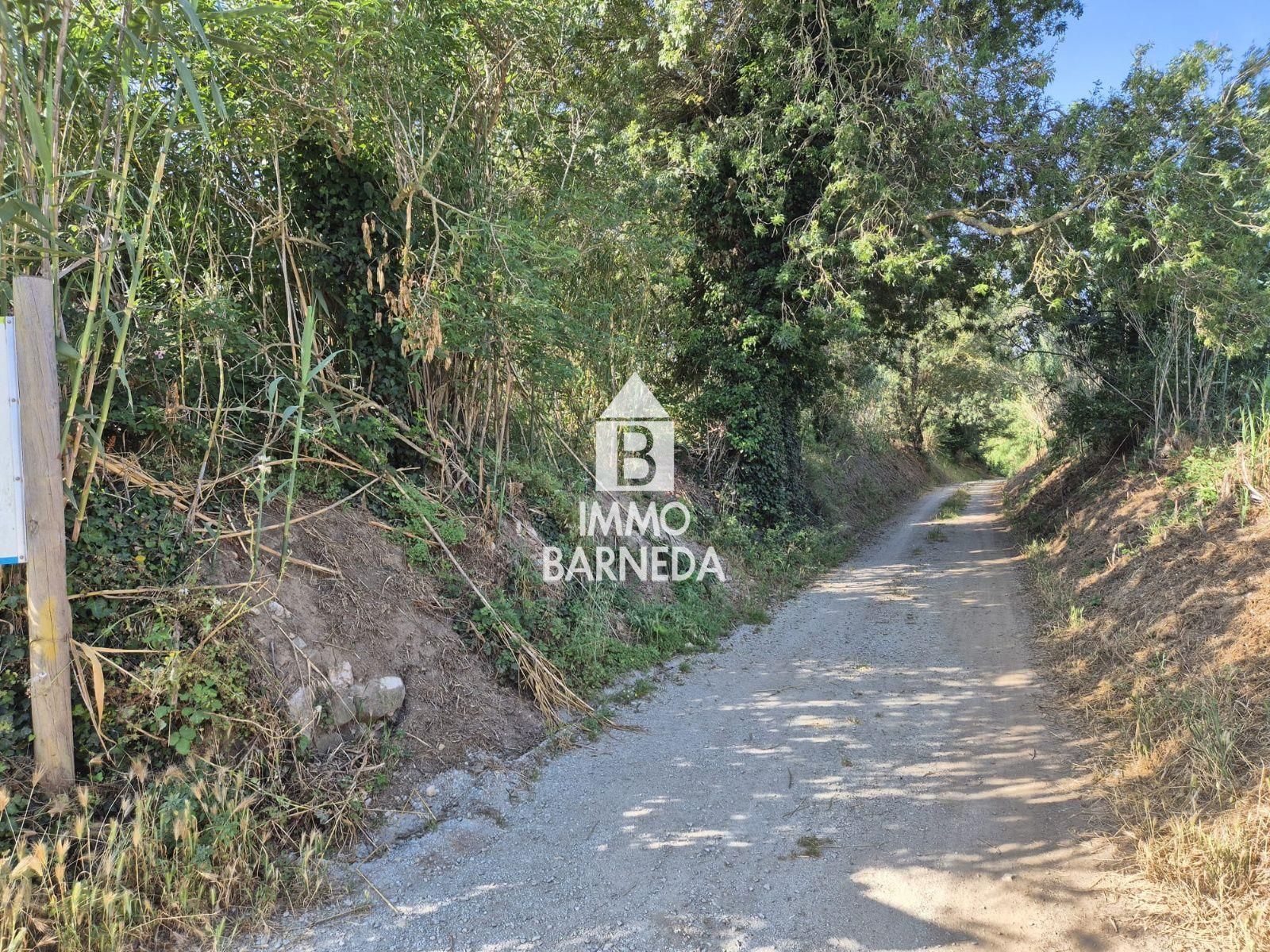 Large rustic land in Peralada.