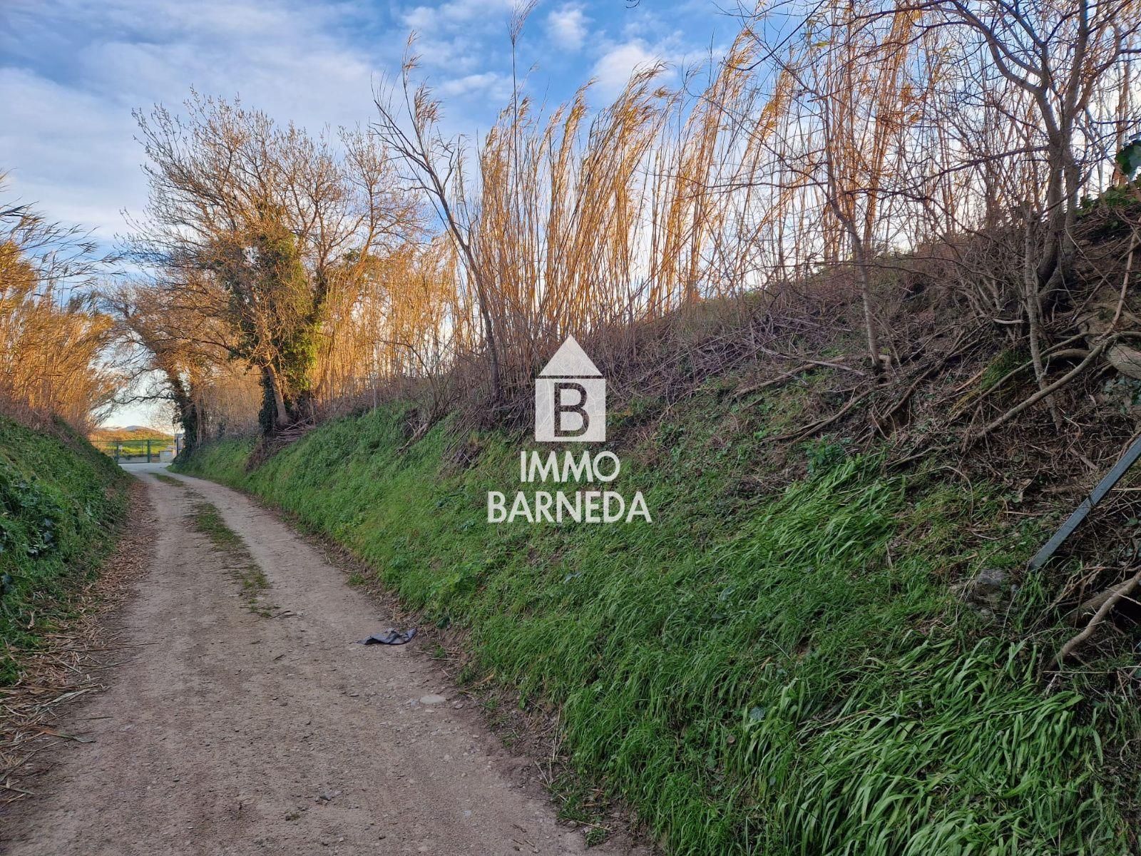 Large rustic land in Peralada.