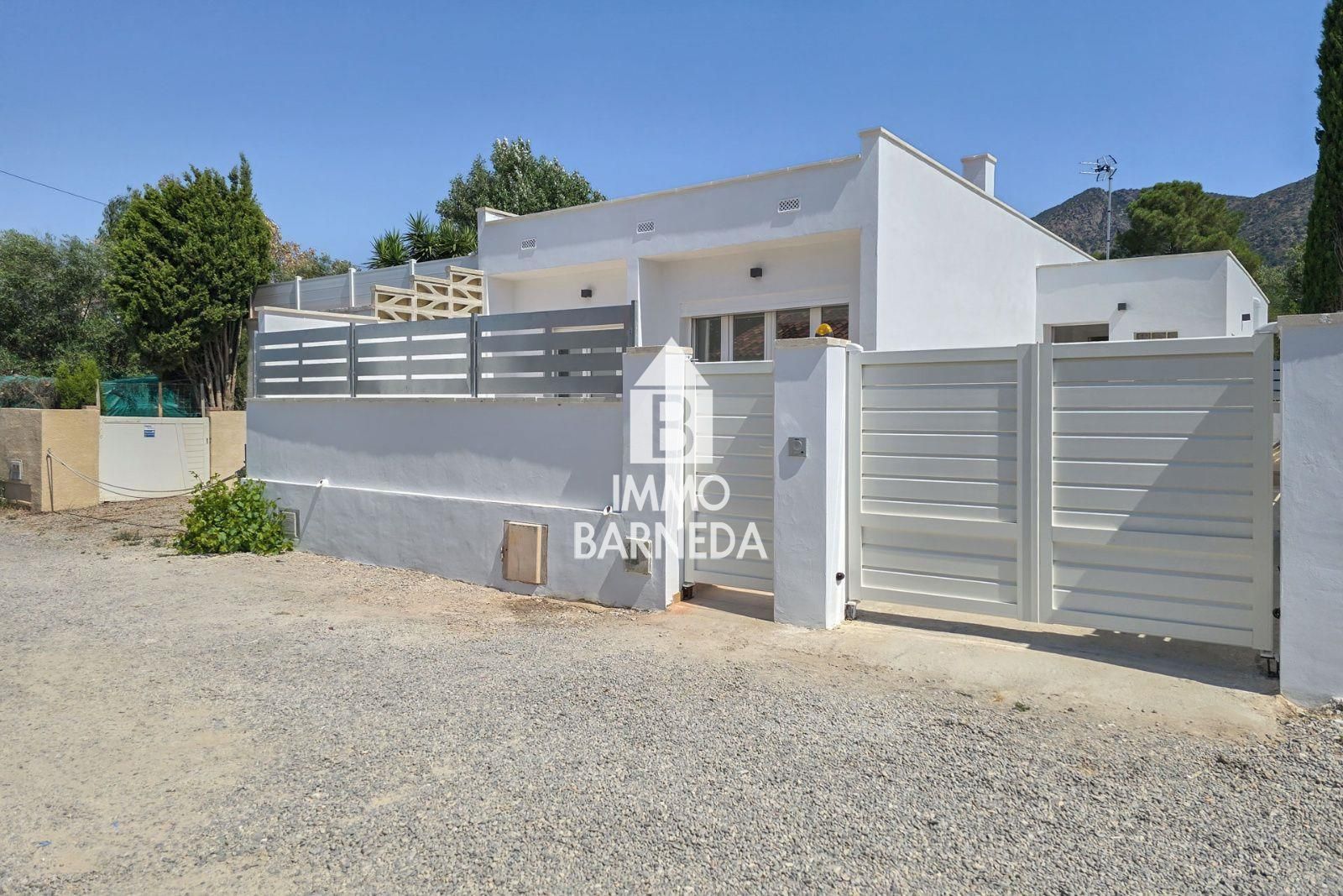 Maison entièrement rénovée dans un agréable quartier de Roses.