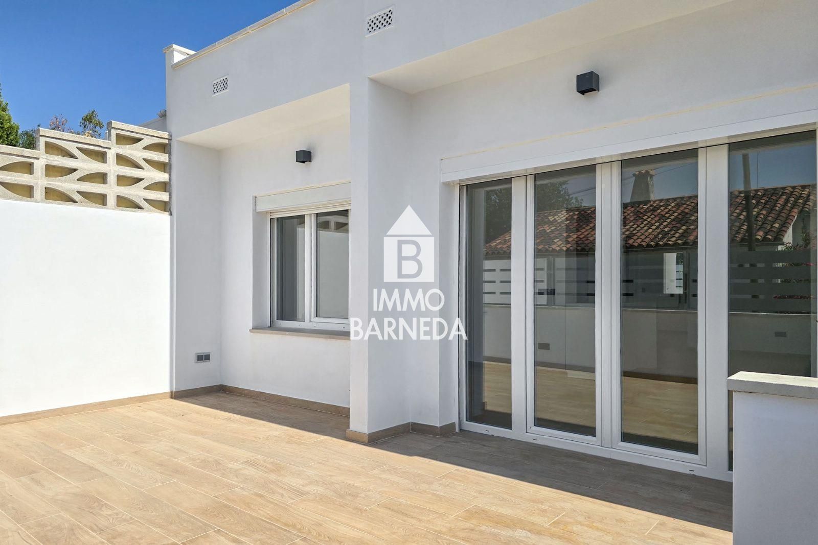 Maison entièrement rénovée dans un agréable quartier de Roses.