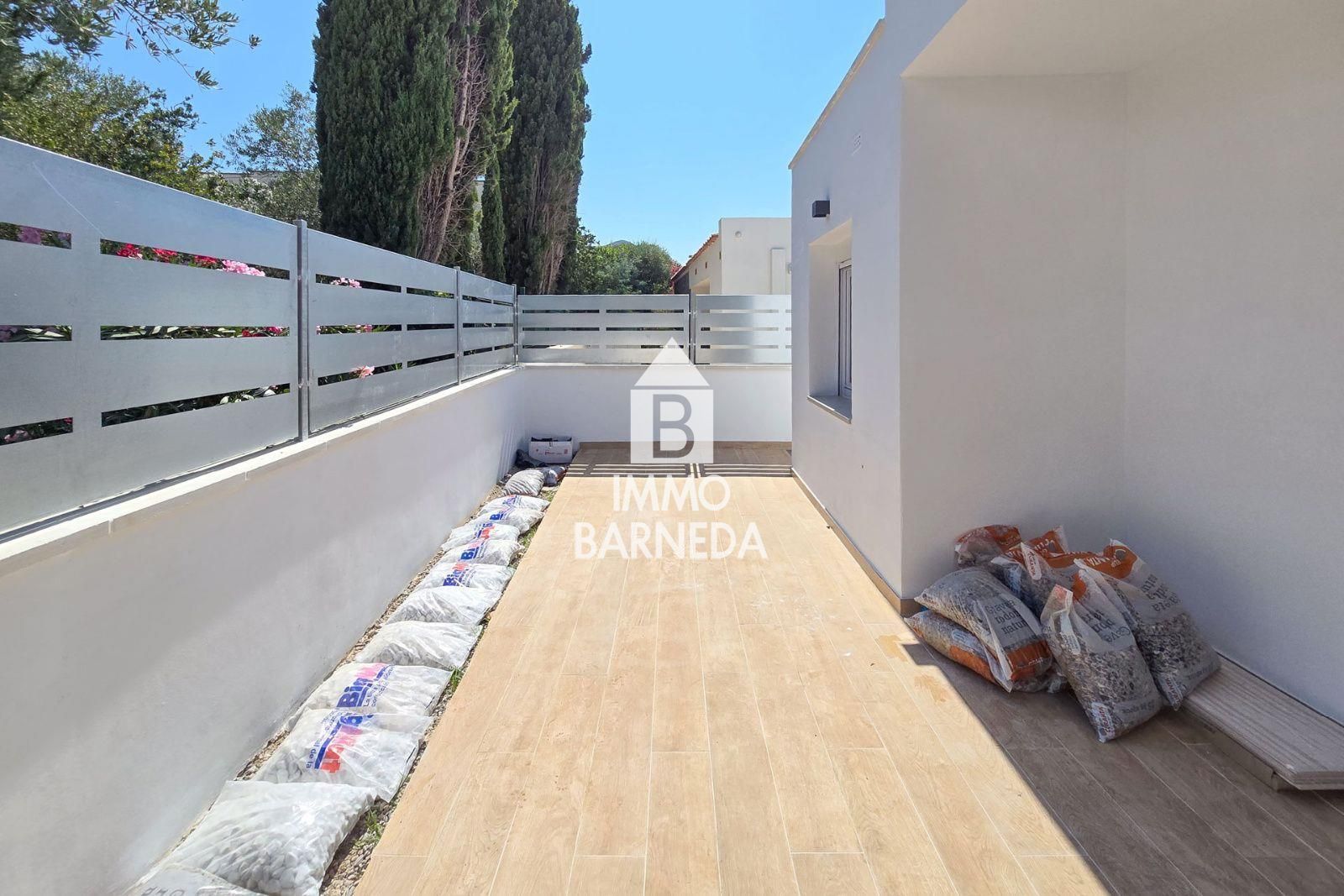 Maison entièrement rénovée dans un agréable quartier de Roses.