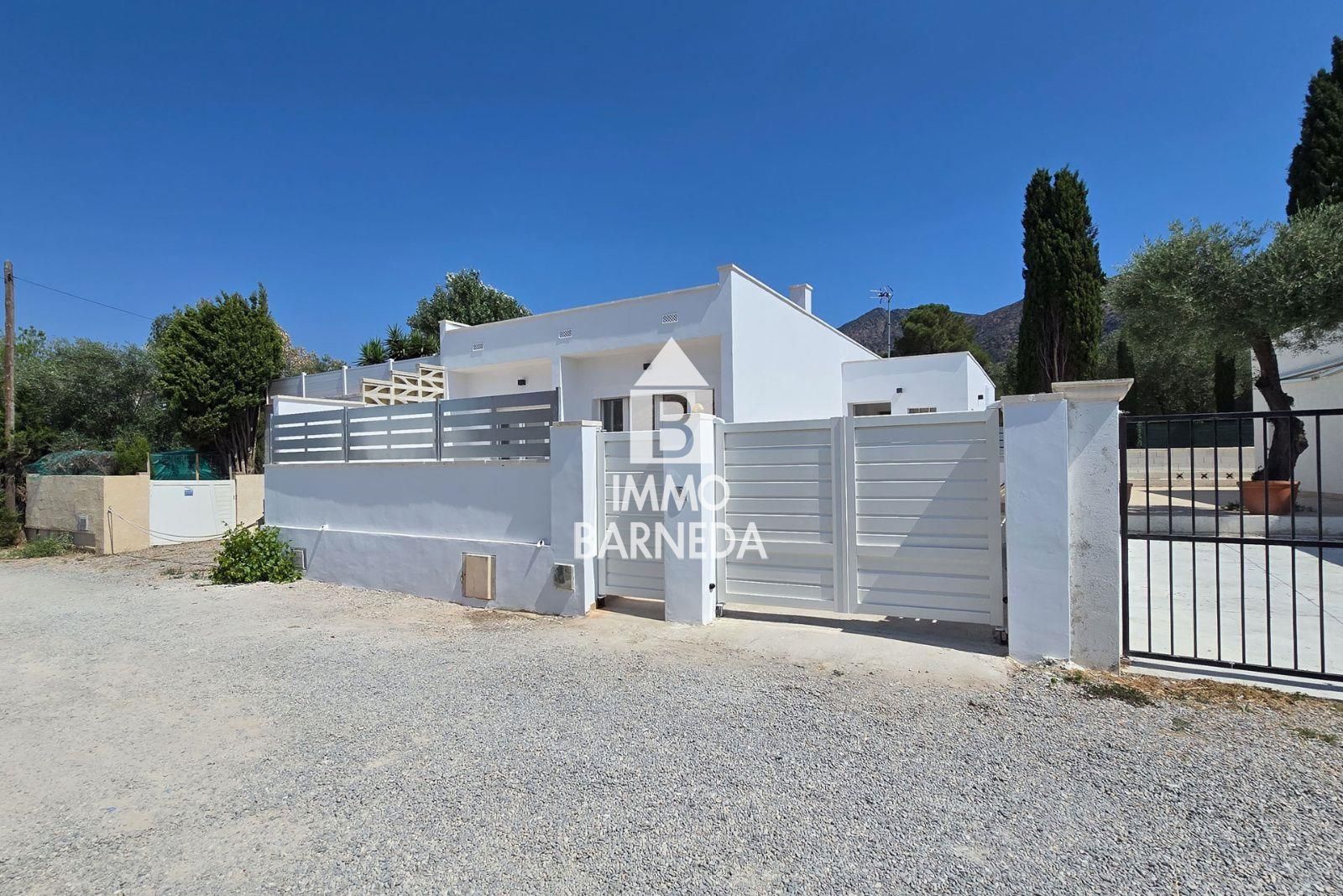 Maison entièrement rénovée dans un agréable quartier de Roses.
