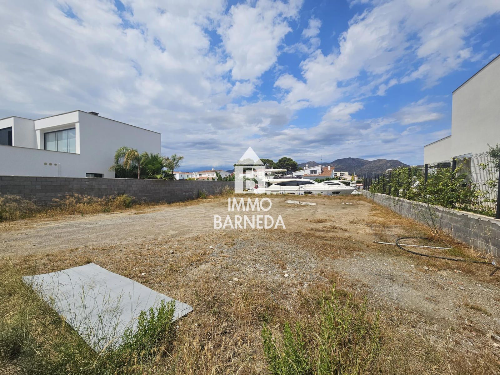 🌊 EXCLUSIU TERRENY A SANTA MARGARIDA – PRIMERA LÍNIA DE CANAL AMB AMARRADOR DE 17,5M 🛥️