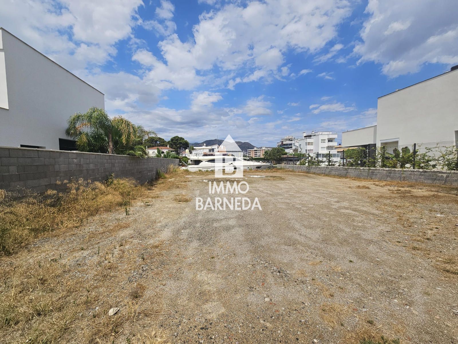 🌊 EXCLUSIU TERRENY A SANTA MARGARIDA – PRIMERA LÍNIA DE CANAL AMB AMARRADOR DE 17,5M 🛥️
