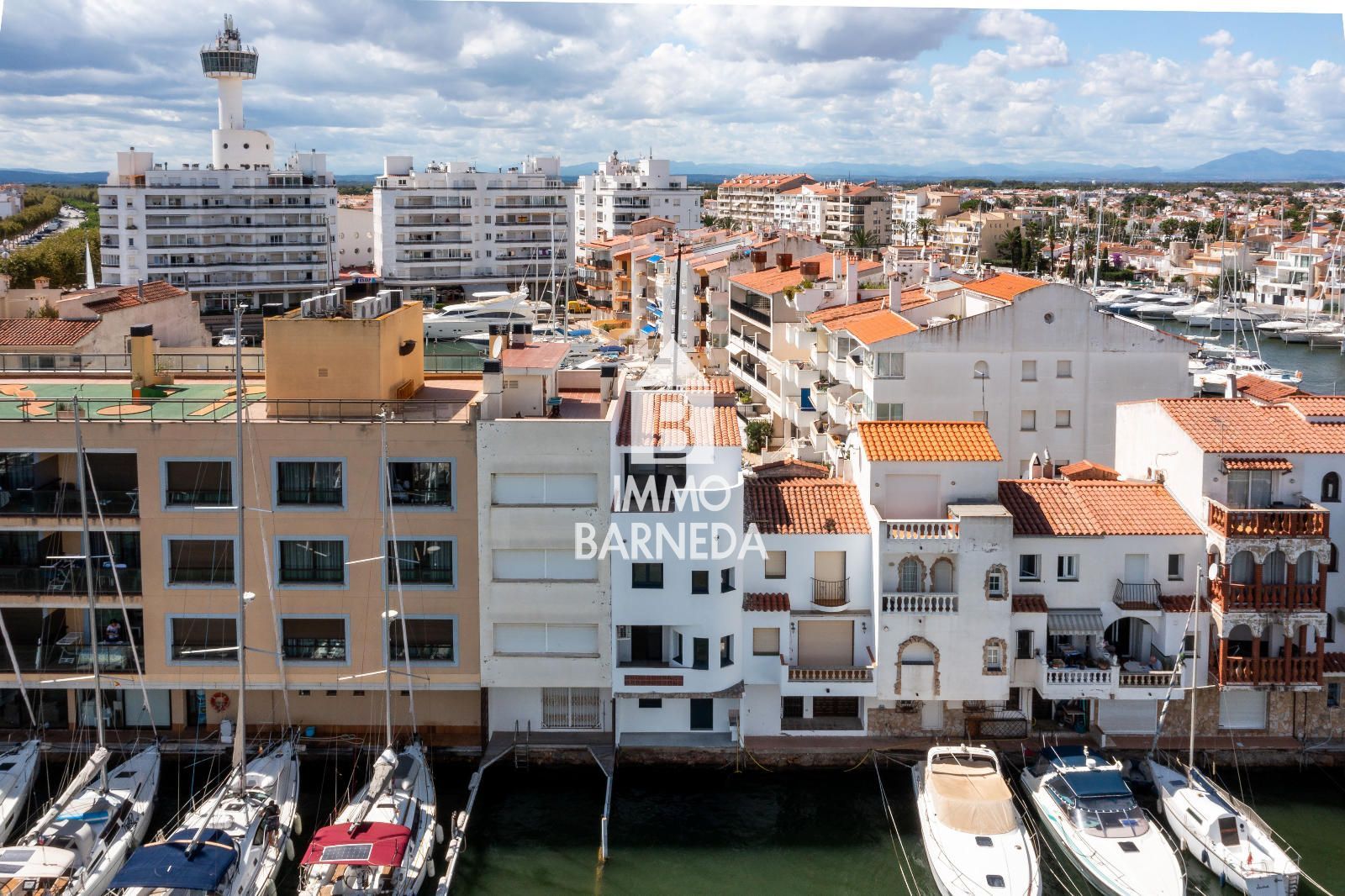 🏡 Renovated townhouse with mooring and canal views