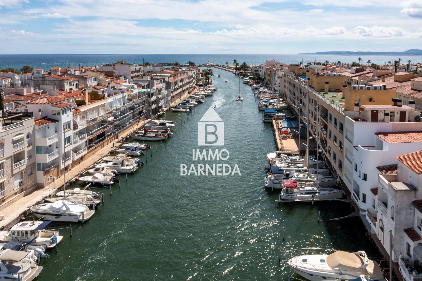 🏡 Renovated townhouse with mooring and canal views