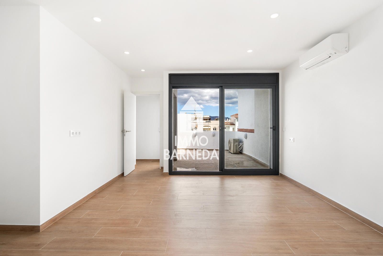 🏡 Renovated townhouse with mooring and canal views