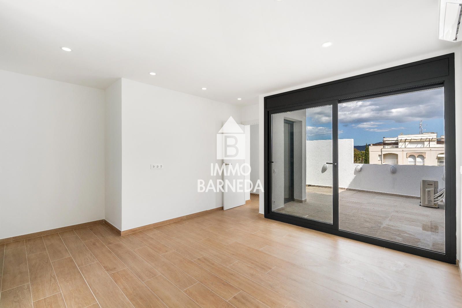 🏡 Renovated townhouse with mooring and canal views